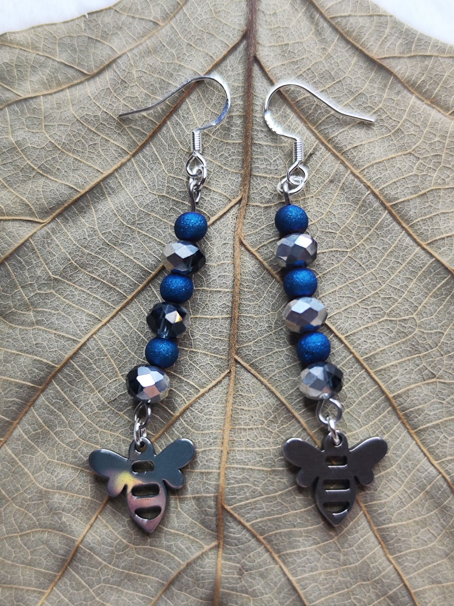 Bienen-Ohrringe mit blauen Frost-Perlen & Glasschliffperlen – Edelstahl Anhänger & Sterling-Silber-Ohrhaken