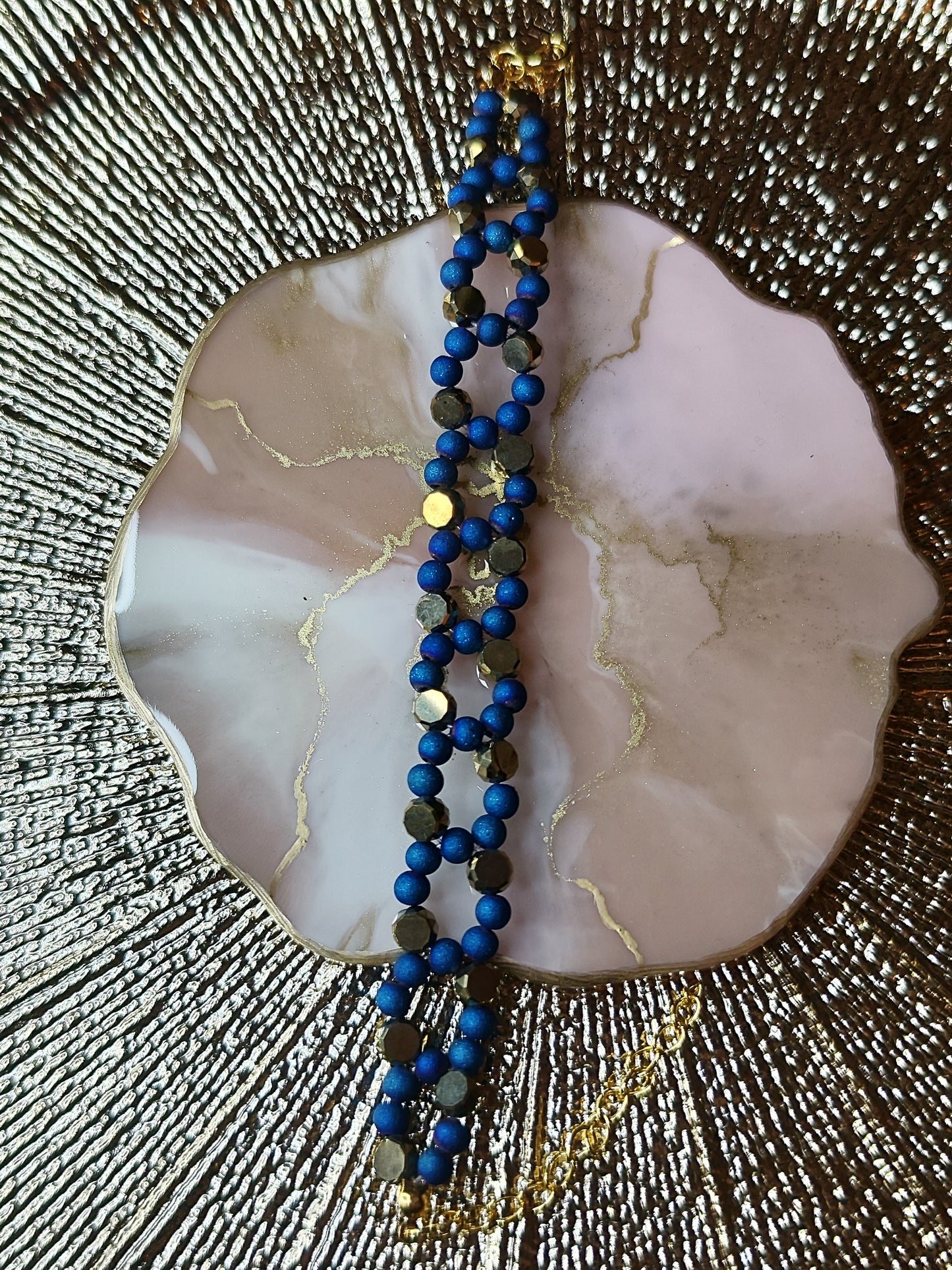 funkelndes Armband aus blauen Glasperlen & Edelstahl – längenverstellbar, handgemacht