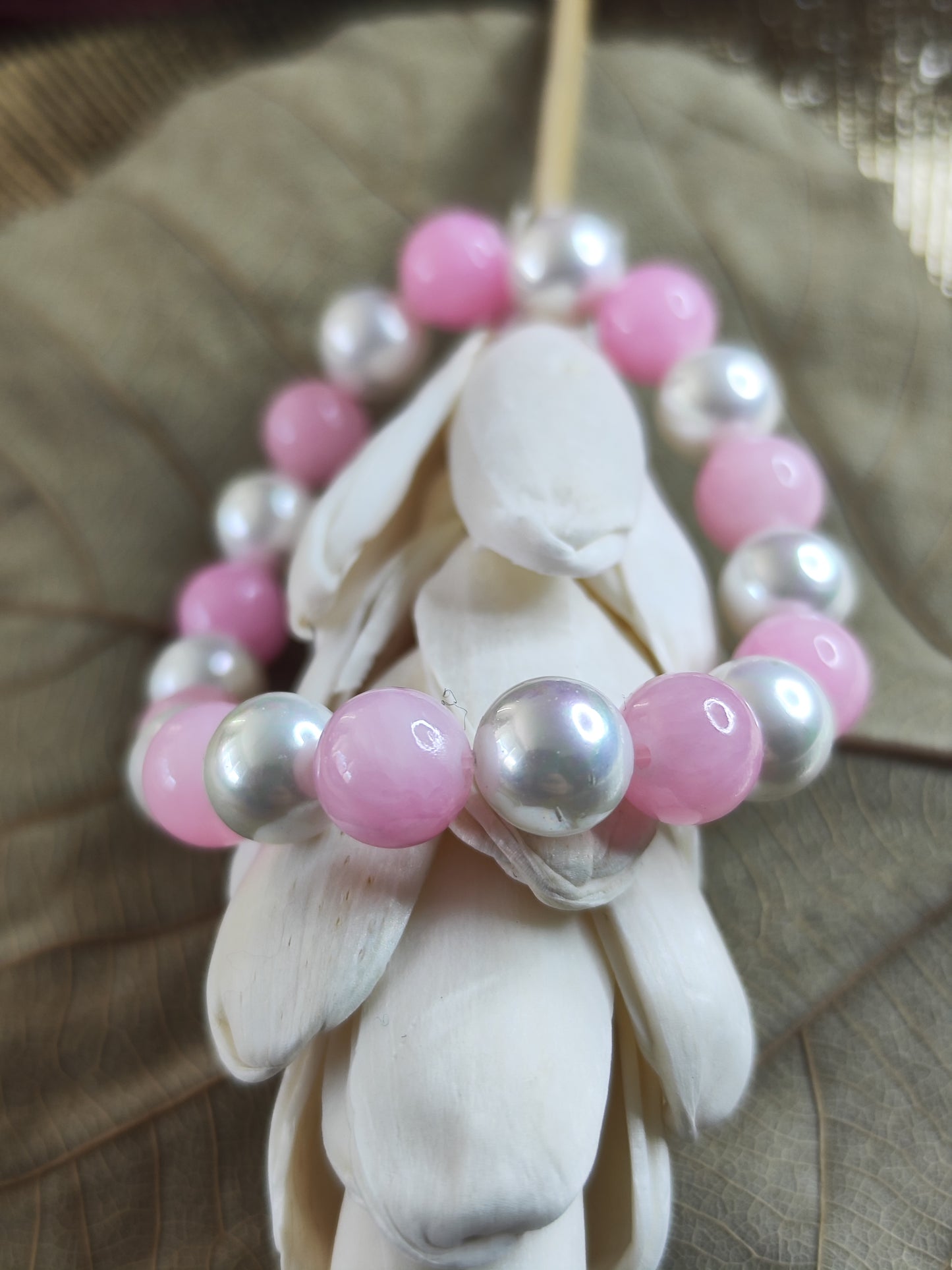 verspieltes Armband aus Rosenquarz mit Zuchtperlen | Elastisches Unikat | Liebe & Herzenergie