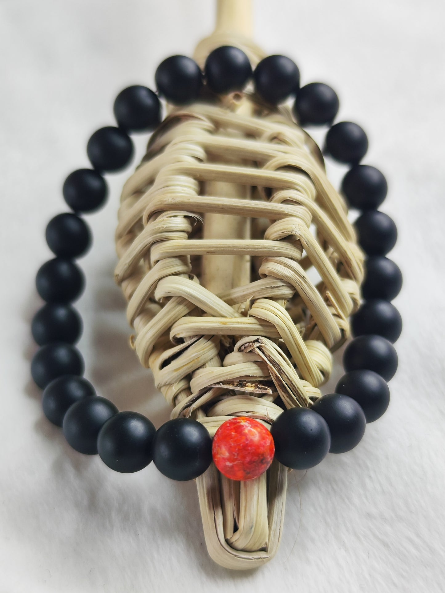 Schwarzer Onyx Armband mit rotem Jaspis | Elastisches Unikat | Schutz & Kraft