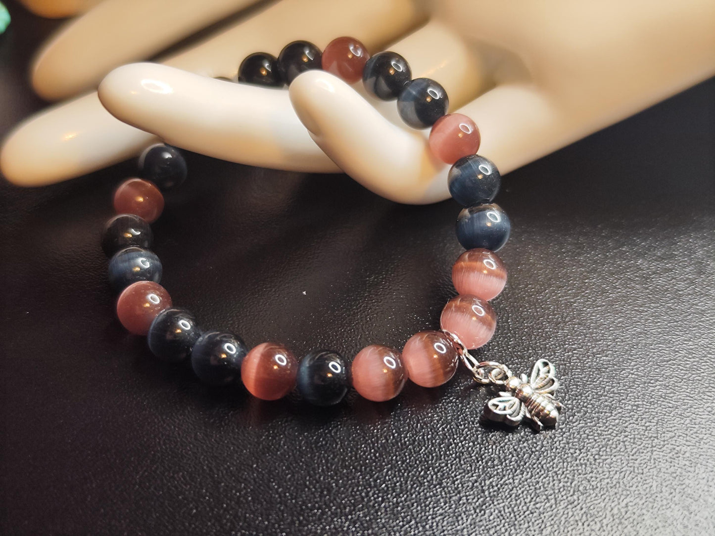 Katzenaugen Armband Braun Blau mit Bienenanhänger – Stretcharmband handgemacht – Natur-inspirierter Schmuck – Geschenkidee