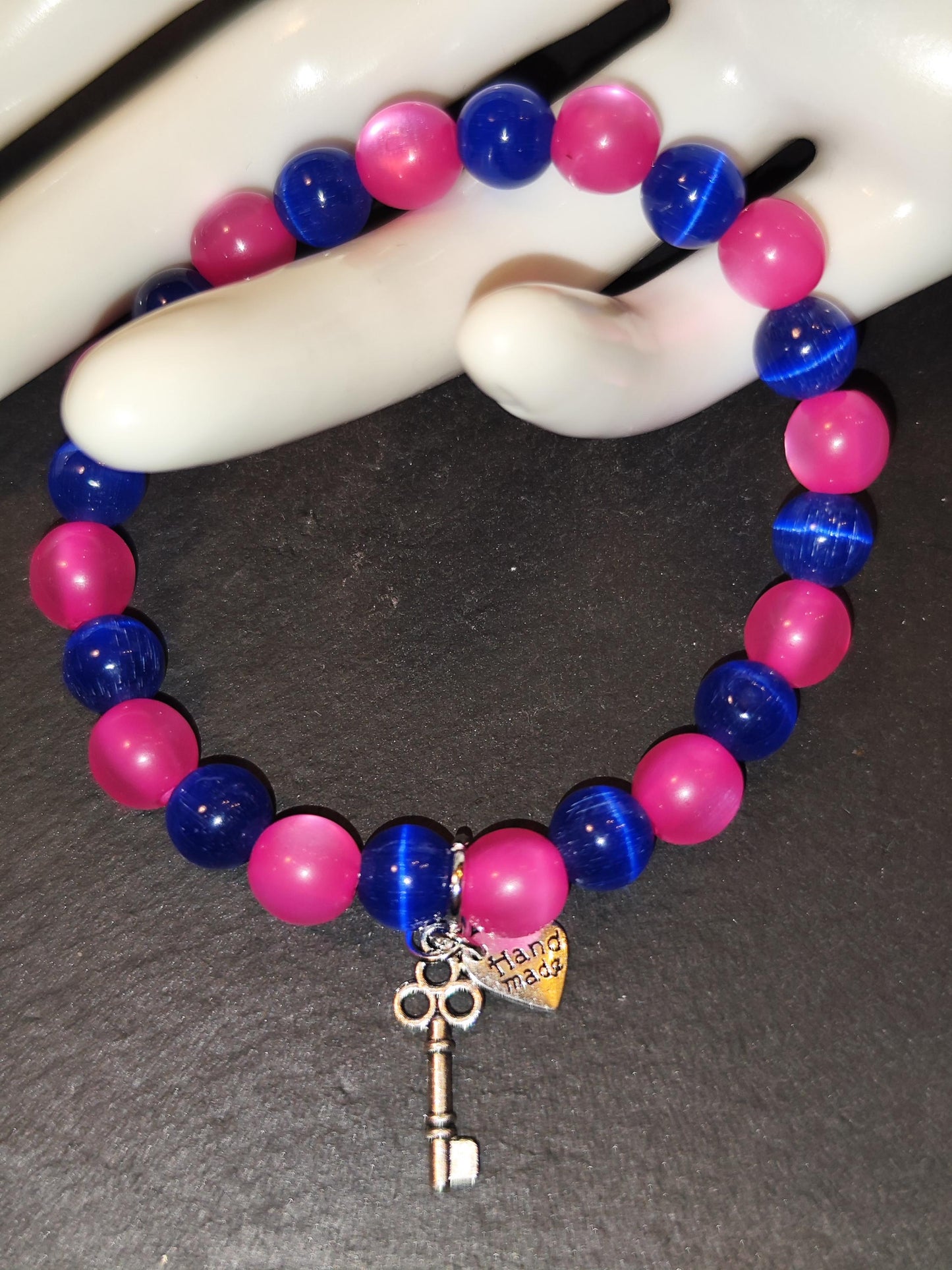 Schlüssel zum Herzen – Pink & Blaues Statement-Armband mit Charms | Handmade | Geschenk für Sie