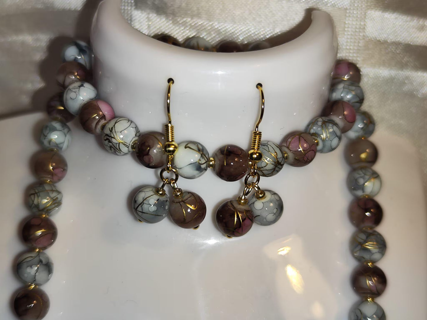 Handgemachtes Schmuckset aus Glasperlen – Halskette, Armband und Ohrringe – Grau-Braun marmoriert