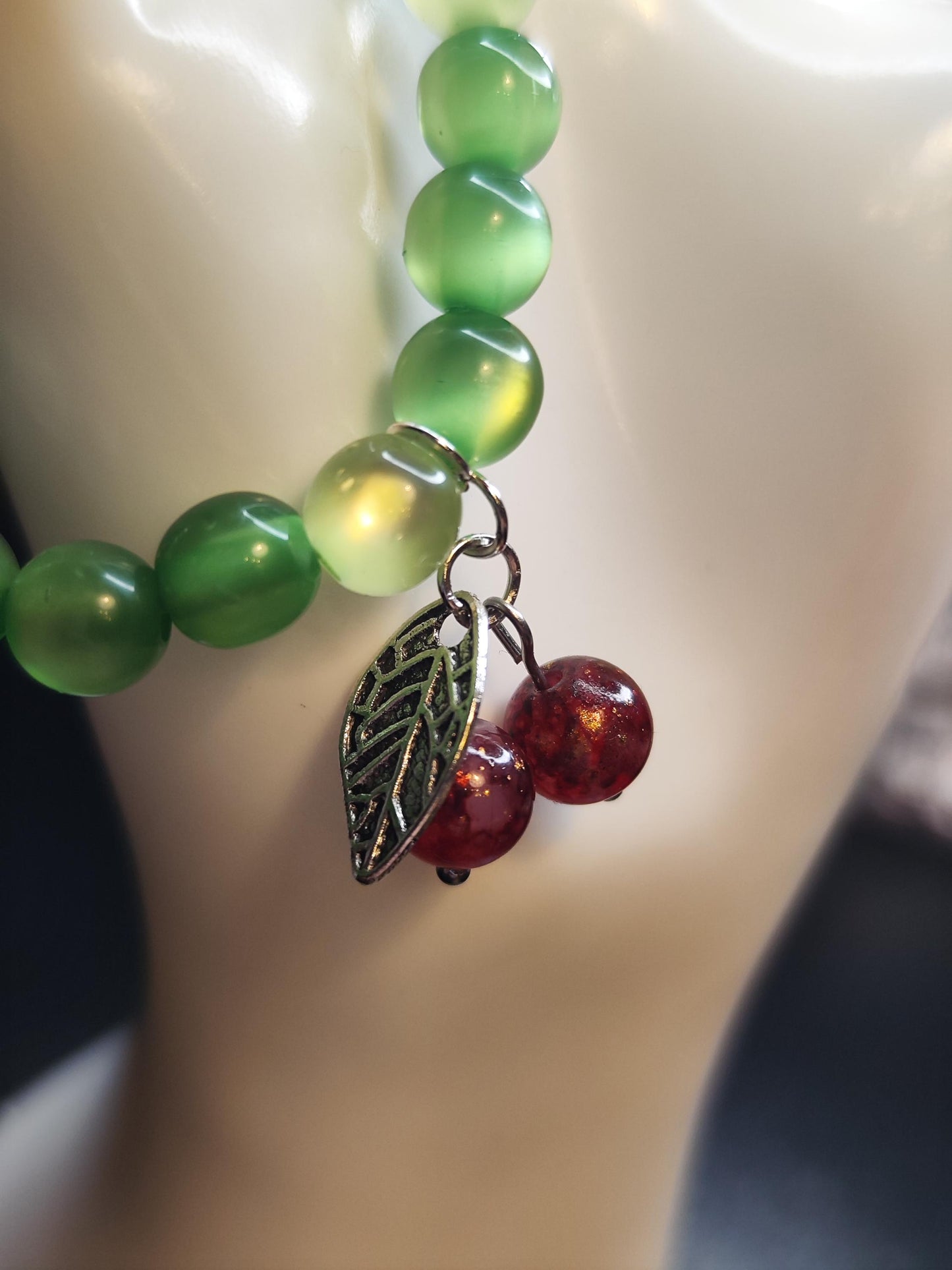 Grรผnes Armband mit Kirschanhรคnger & Blatt โ Stretcharmband mit Glasperlen โ Sommerliches Geschenk โ Handmade Modeschmuck