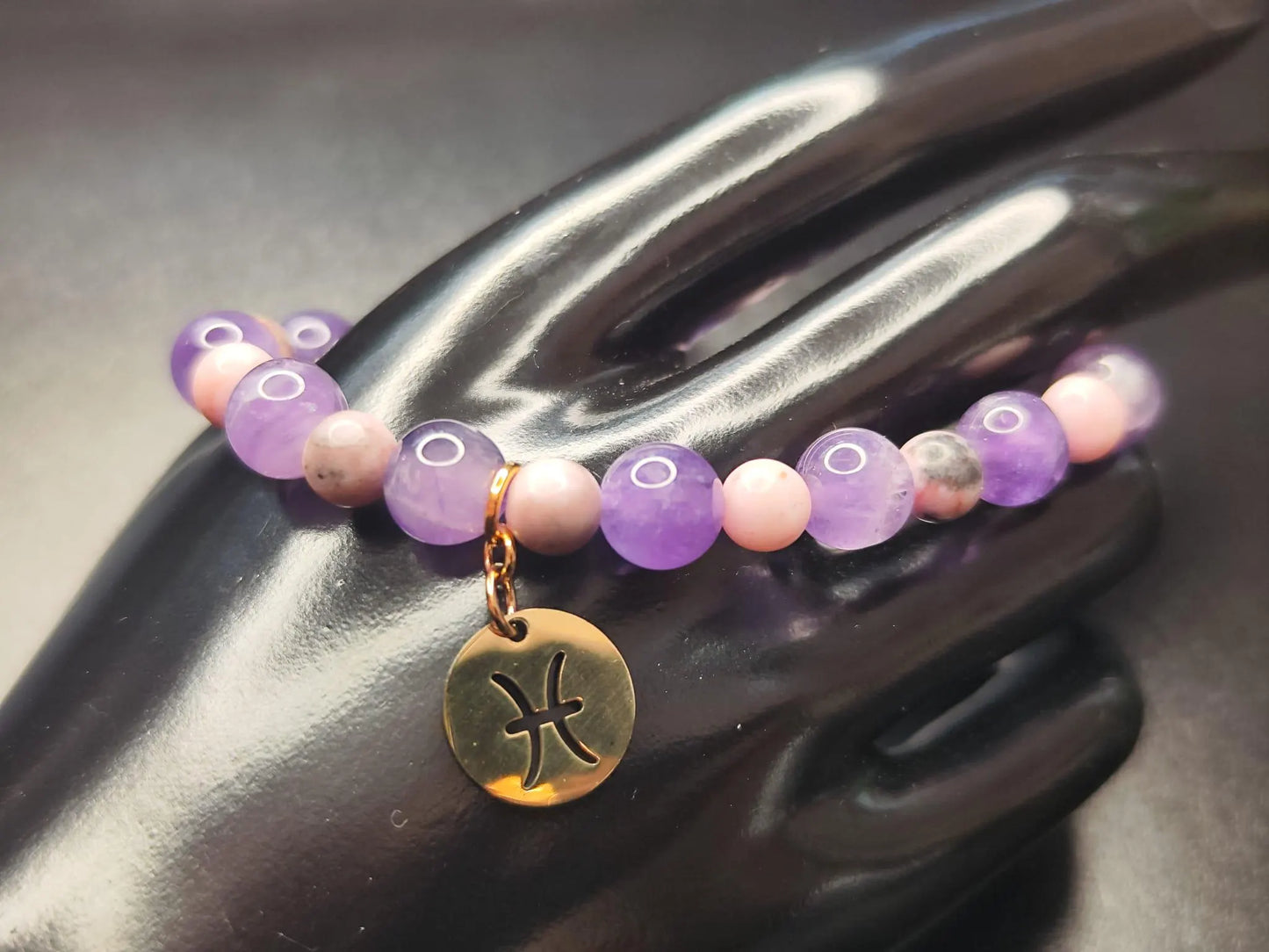 Handgemachtes Amethyst & Zebra Jaspis Armband mit 18k vergoldetem Sternzeichen-Anhänger (Fische) – Edelstein Schmuck