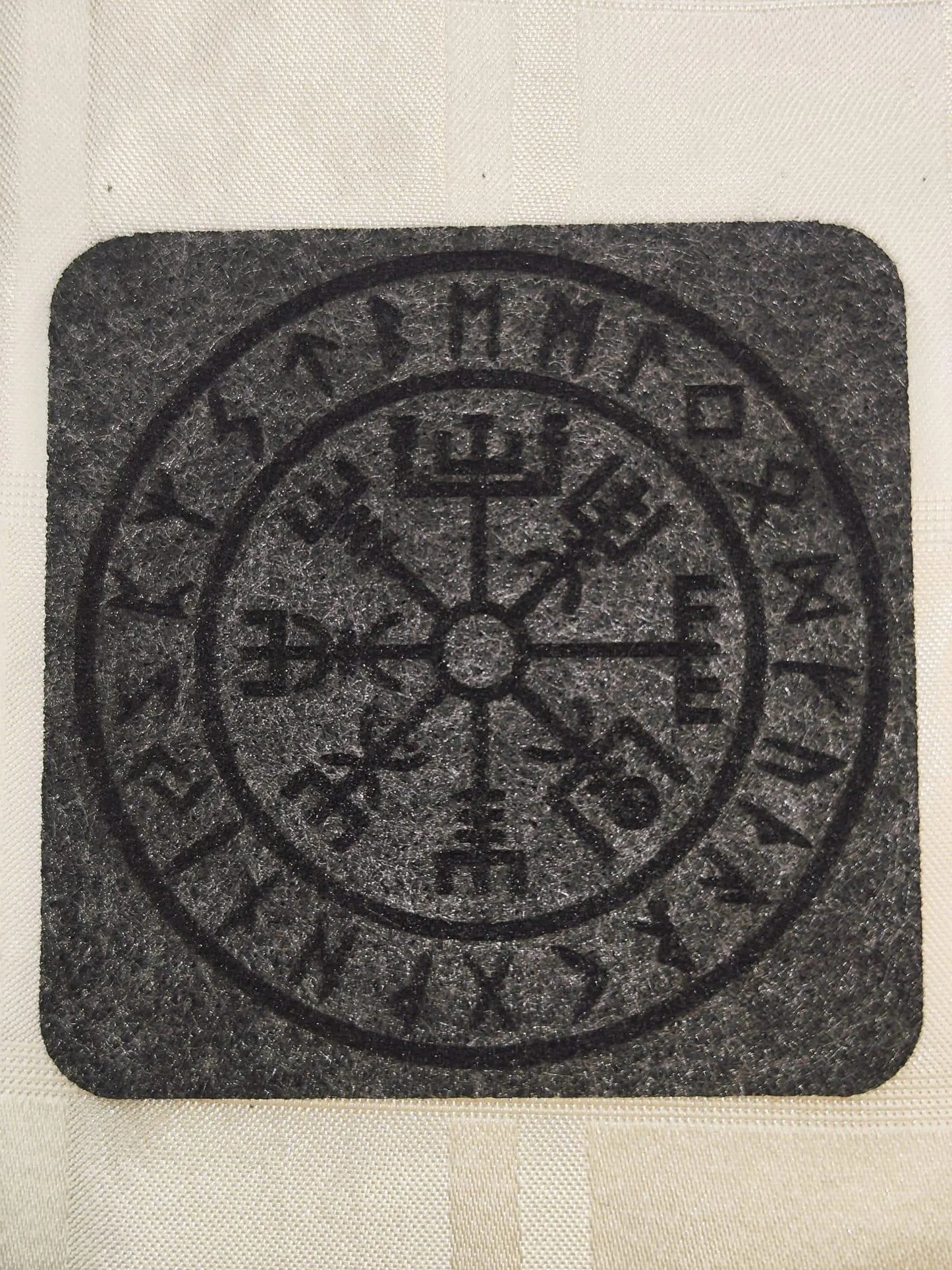Vegvisir Filzuntersetzer-Set (4 Stück) – nordisches Runen-Kompass-Design