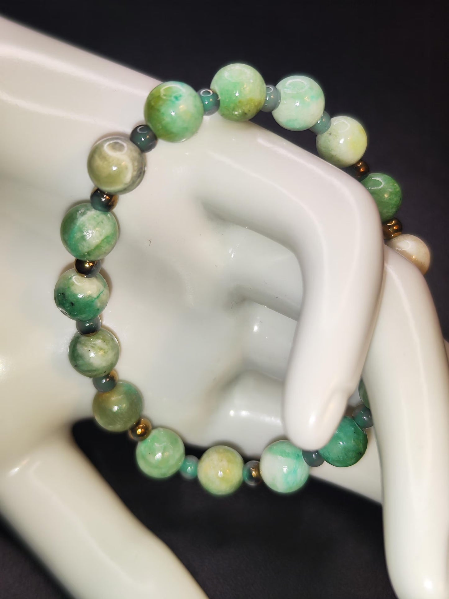 Phoenixstein Armband – Natürliche grüne Edelsteine mit Glasperlen | Handgemachter Schmuck | Stretcharmband