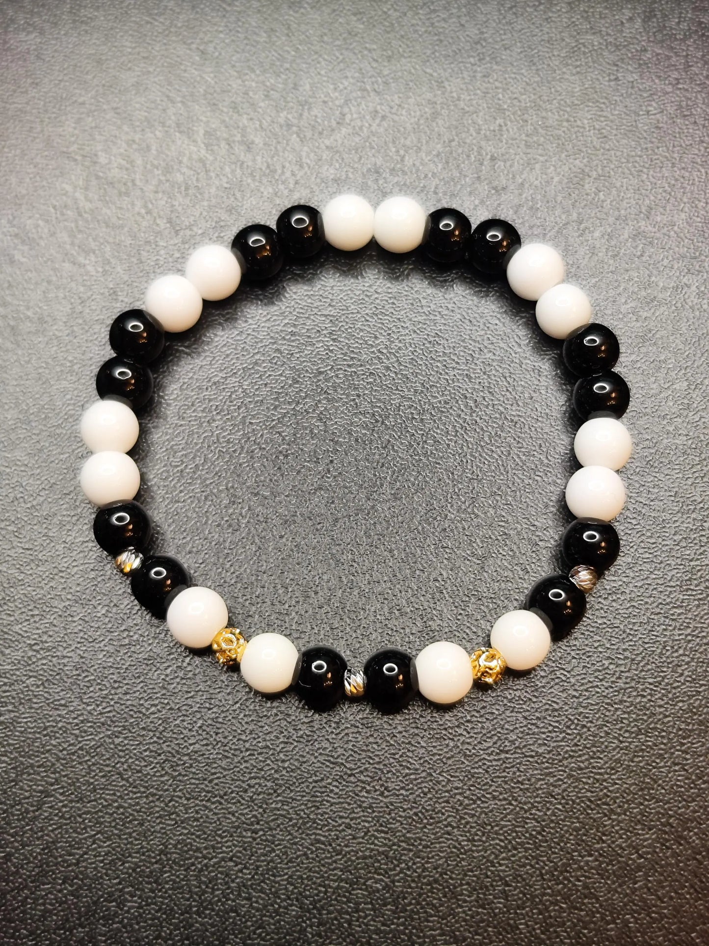 Schwarz-Weiß Glasperlen Armband | 18k Vergoldete & Sterling Silber Spacer | Handgemachtes Schmuckstück