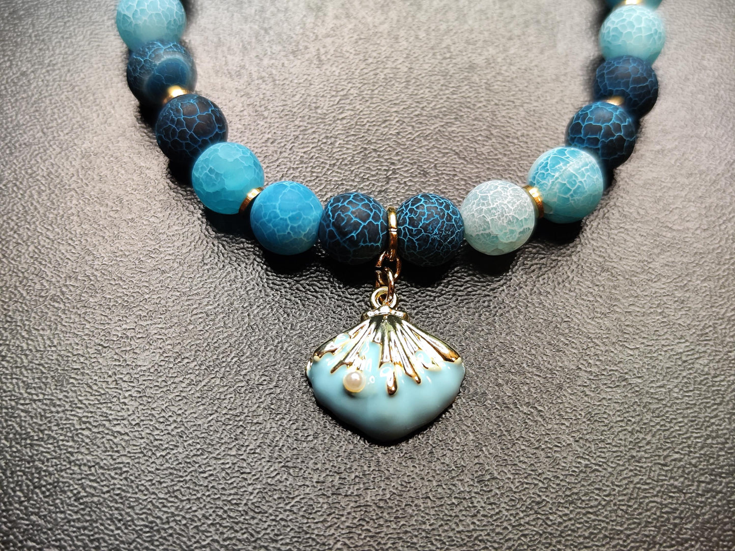 Feuerdrachen Achat Armband Blau | Naturstein Schmuck mit Muschel Charm & 18k Vergoldeten Spacern | Handgemacht