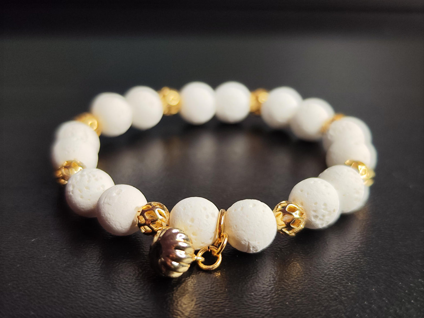 Weißes Lavastein Schmuckset – 14k vergoldete Kürbis-Anhänger & 18k vergoldete Spacerperlen