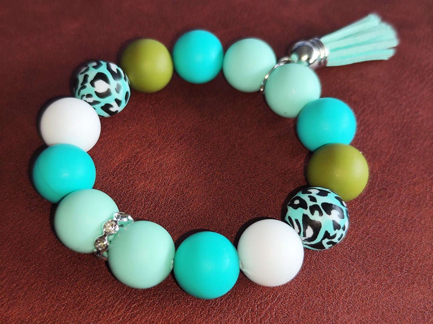 Handgemachtes Silikon Armband Damen – 16 cm Stretcharmband mit 12mm Perlen in Türkis, Mint & Weiß, Leopardenmuster, Geschenkidee