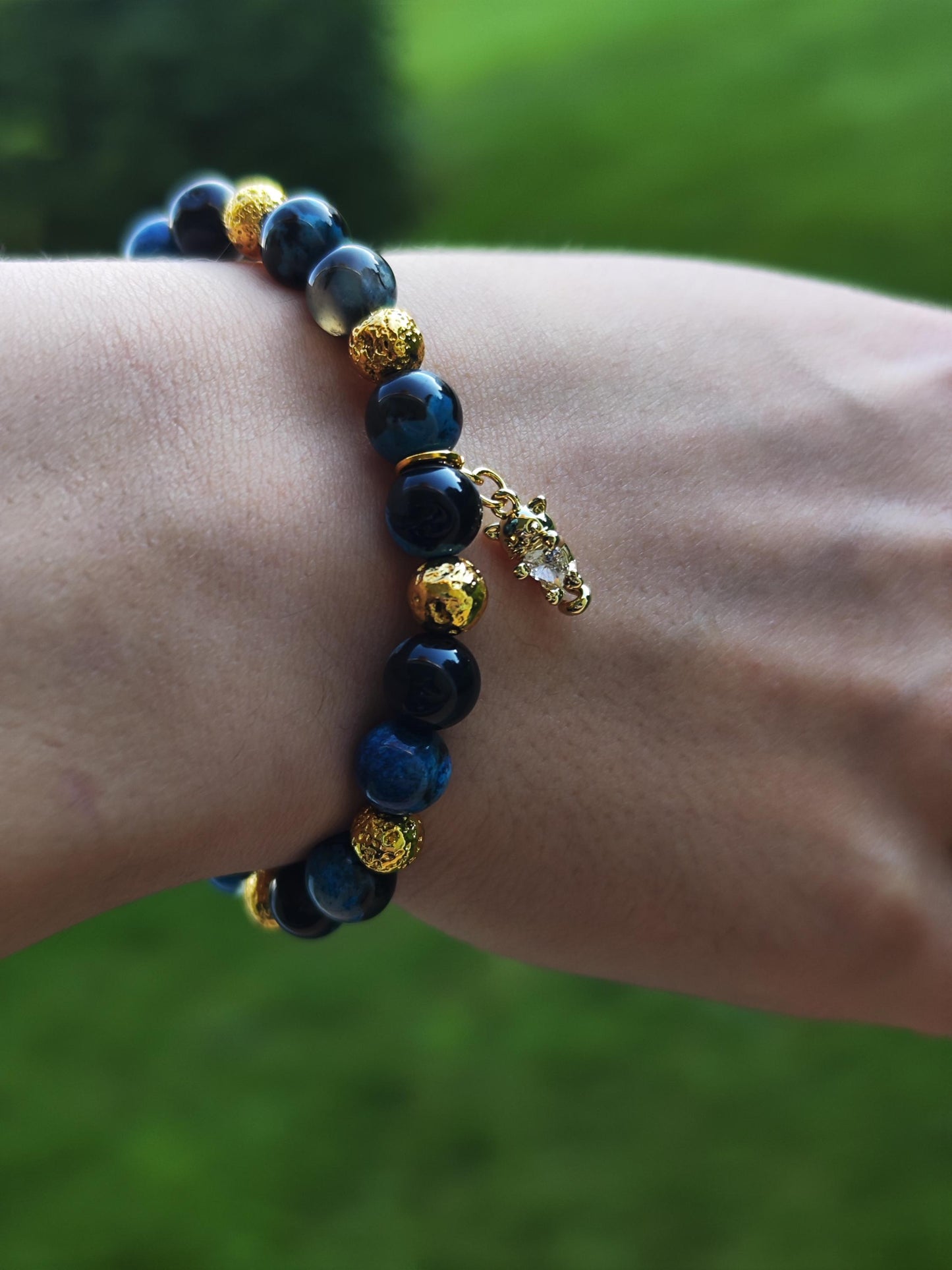 Handgemachtes Armband mit Achat-Perlen und vergoldetem Katzen-Anhänger