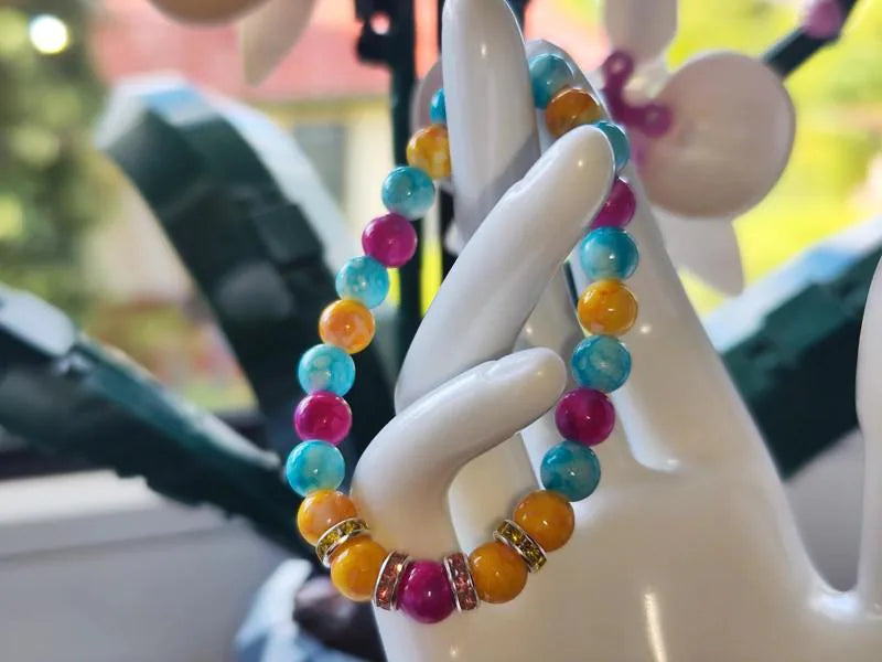 Knallbuntes Perlenarmband mit passenden Strassaccessoires