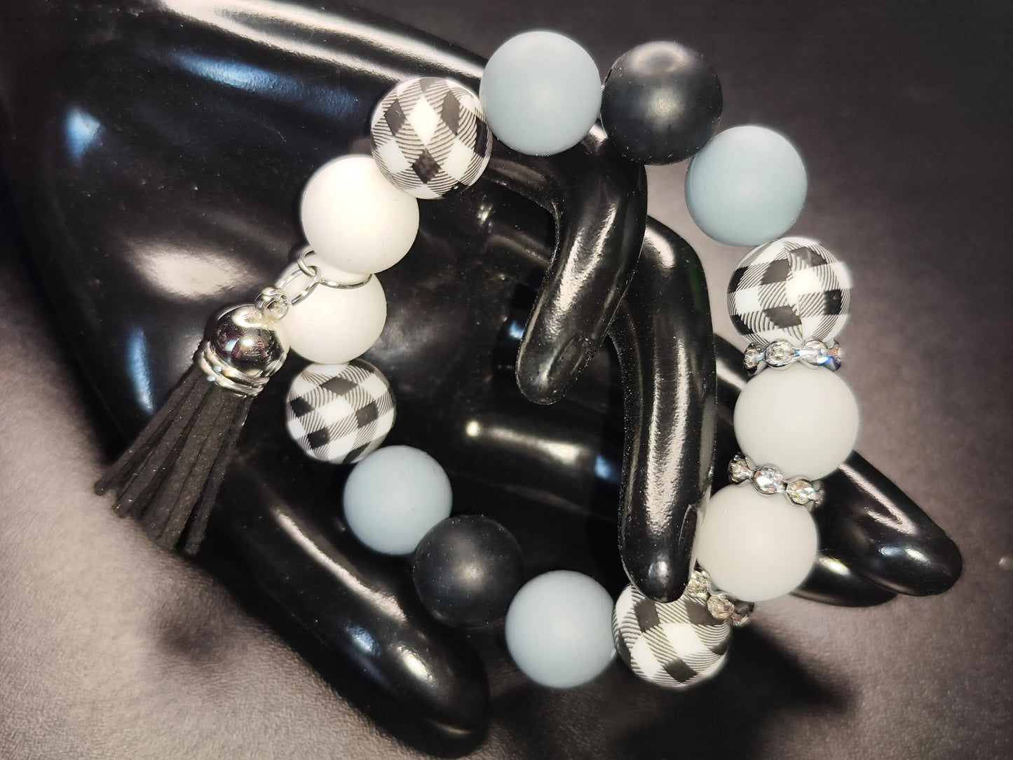 Handgemachtes Silikon Armband Damen – 16 cm Stretcharmband mit 12mm Perlen in Schwarz, Weiß & Grau, Karomuster, Geschenkidee