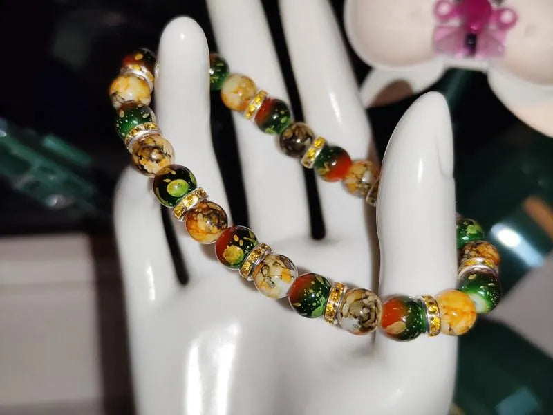 Handgemachtes Armband aus Glasperlen mit Strassspacern