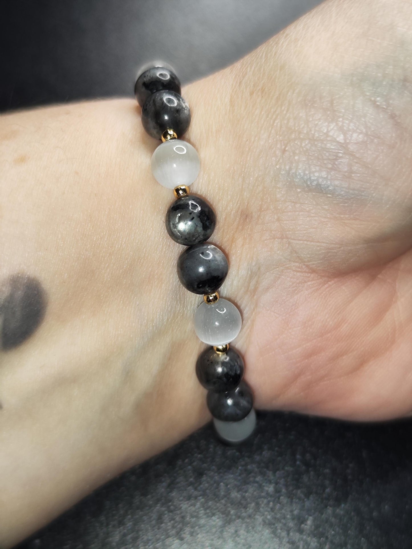 Handgemachtes Schmuckset aus Katzenauge u. Labradorit | 18k vergoldet | Armband & Ohrringe mit Schmetterlings-Anhängern | Geschenk für Sie