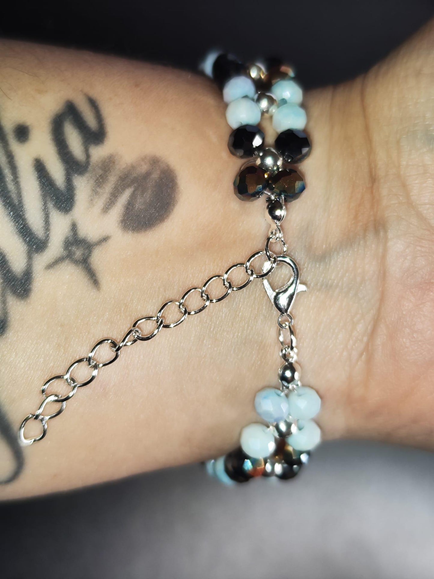 Handgemachtes Armband mit babyblauen & schwarz-bronze schimmernden Glasperlen