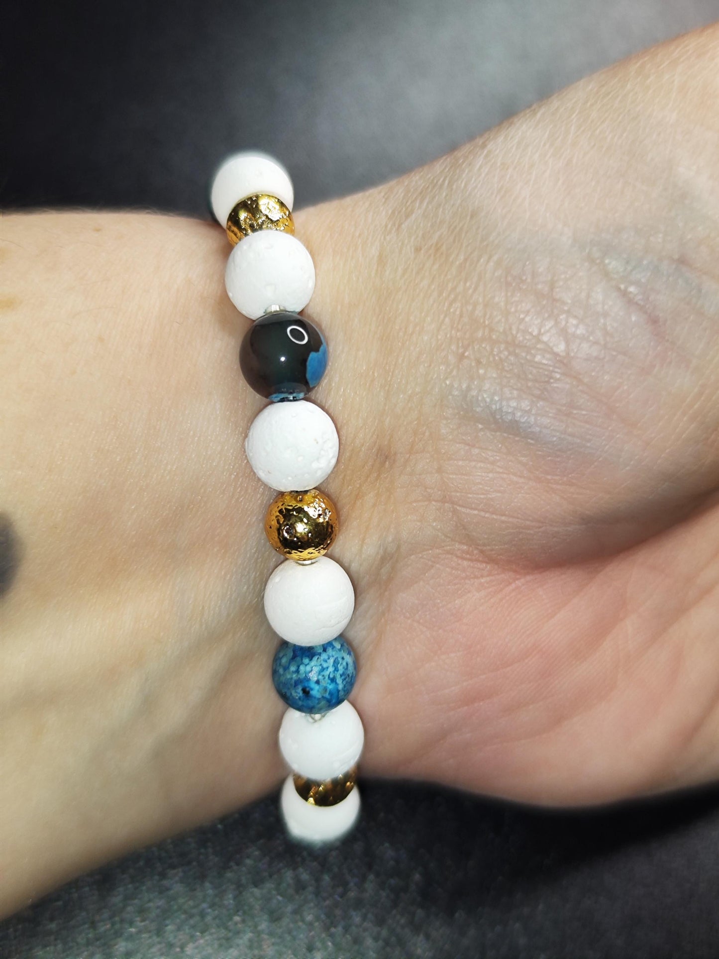 Handgemachtes Achat Armband – Weiß, Blau u. Gold – Lavastein & Naturstein – Energiearmband für Damen u. Herren, Geschenkidee