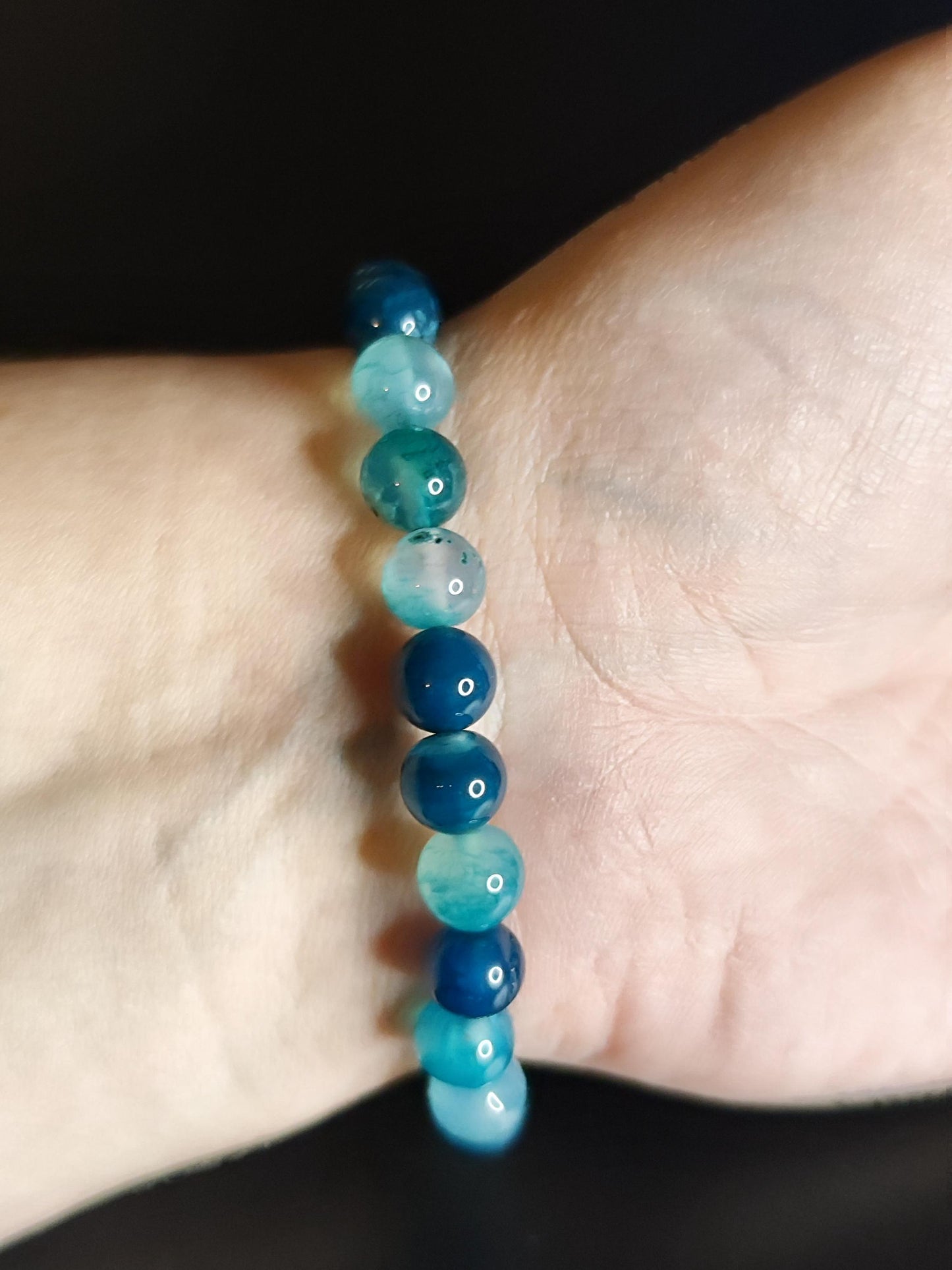 Handgemachtes Armband mit blauen Achat-Perlen, weißen Jade-Perlen & versilbertem Katzenanhänger – Edelstein-Armband – Geschenk für Katzenlie