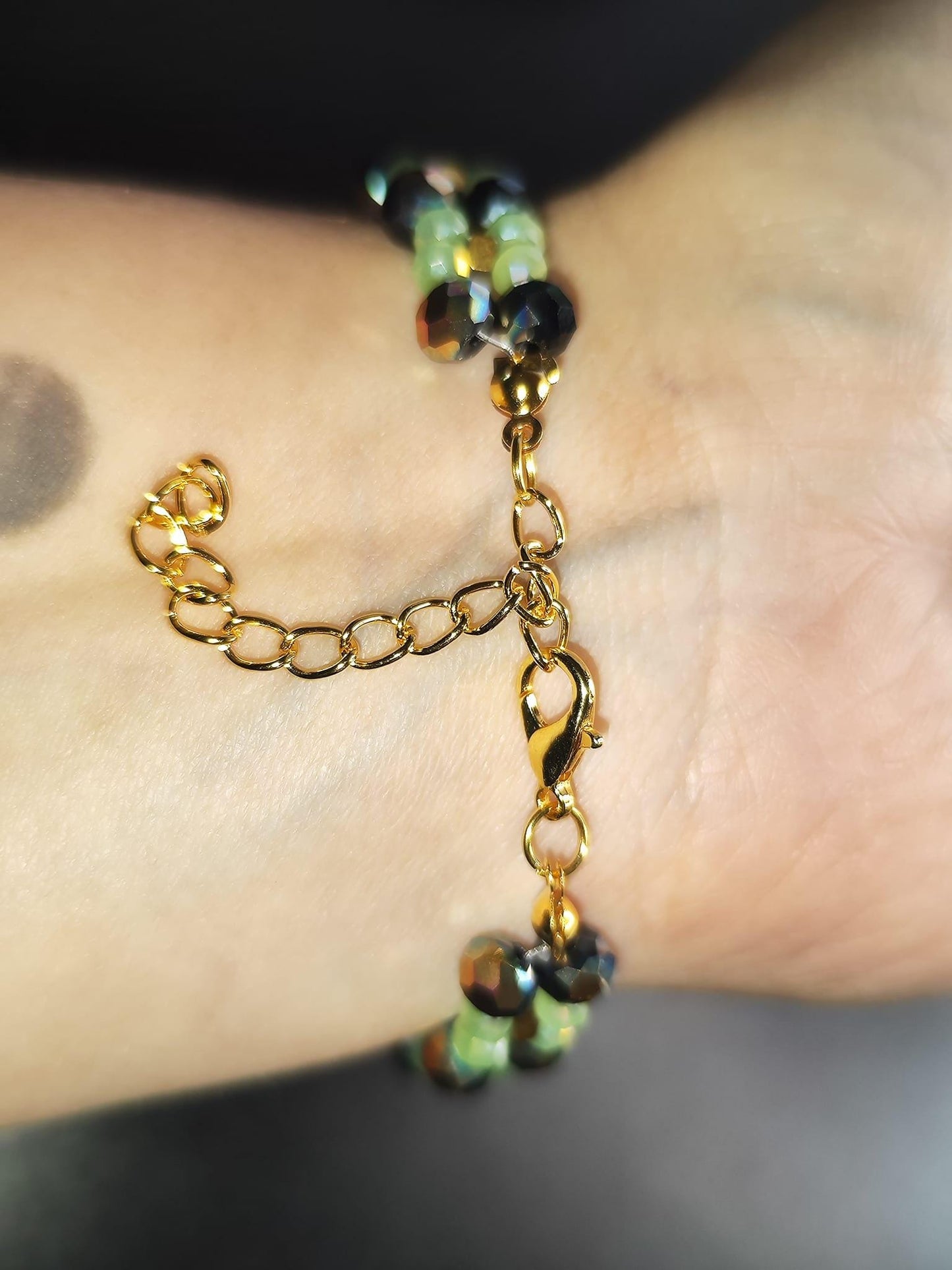 Handgemachtes Armband mit hellgrünen & schwarz-bronze schimmernden Glasperlen