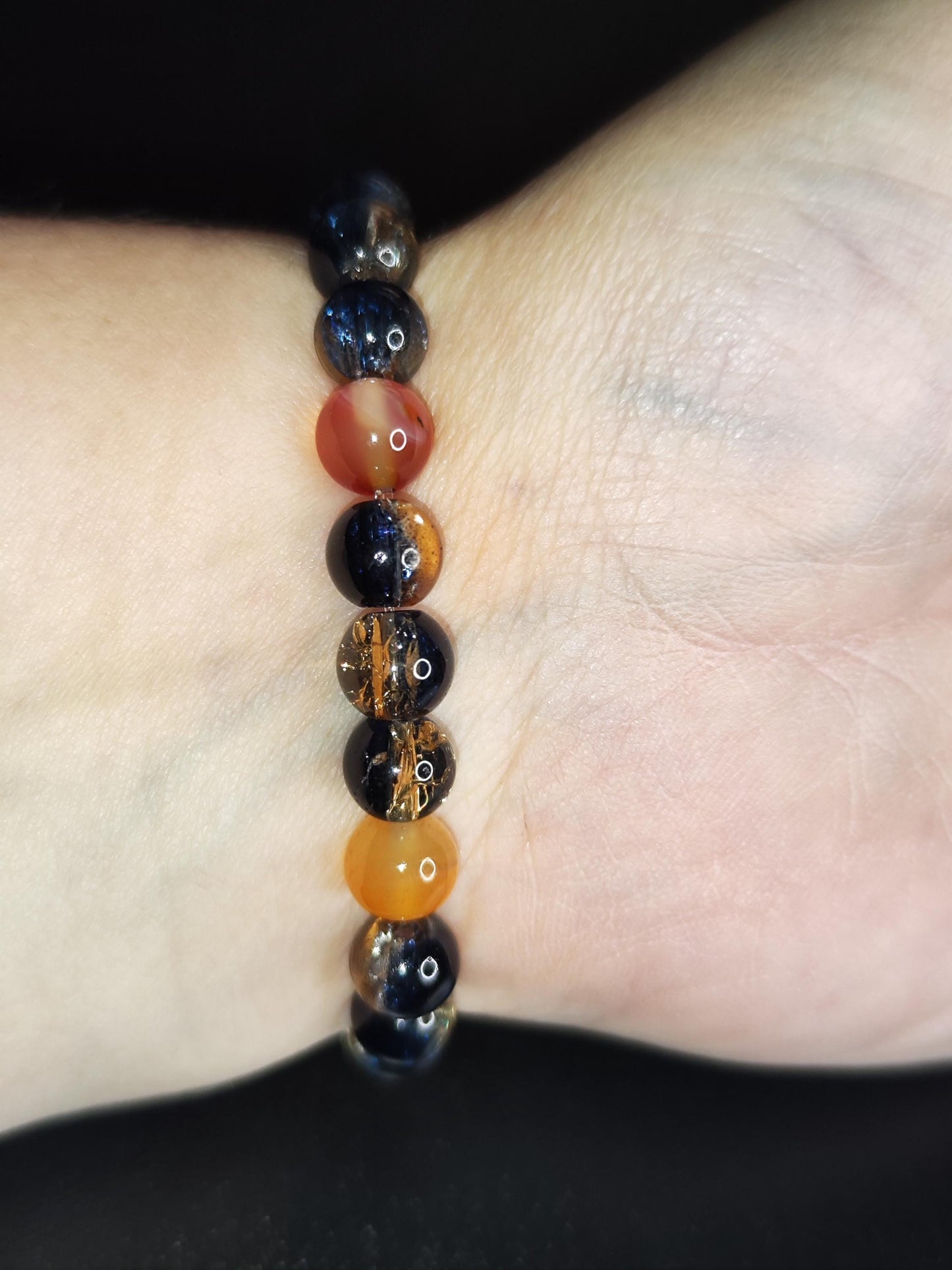 Handgemachtes Armband mit orangefarbenen, blauen & goldenen Glasperlen