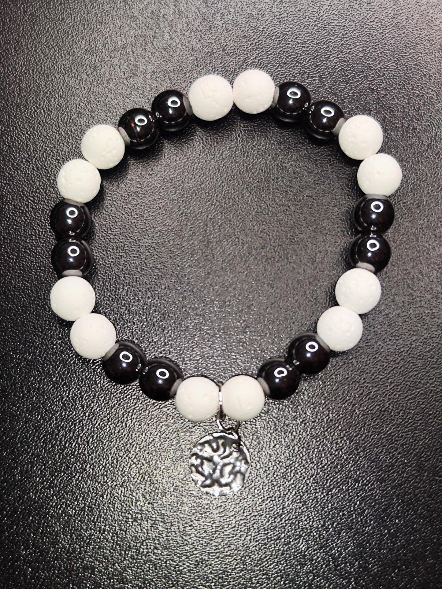 Hämatit & Weißer Lava-Stein Armband – Schwarz-Weiß Edelsteinarmband – Handmade – Aromatherapie geeignet – Schutz u. Energie