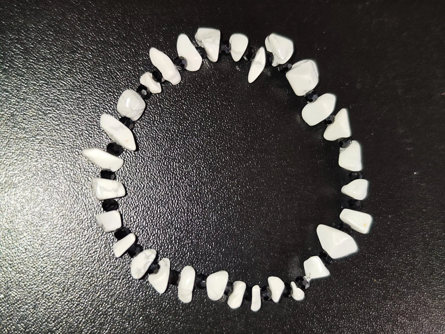 Howlith Damen – Armband | Handgemacht | Weiß Schwarz Edelsteinschmuck | Geschenkidee Boho Stil