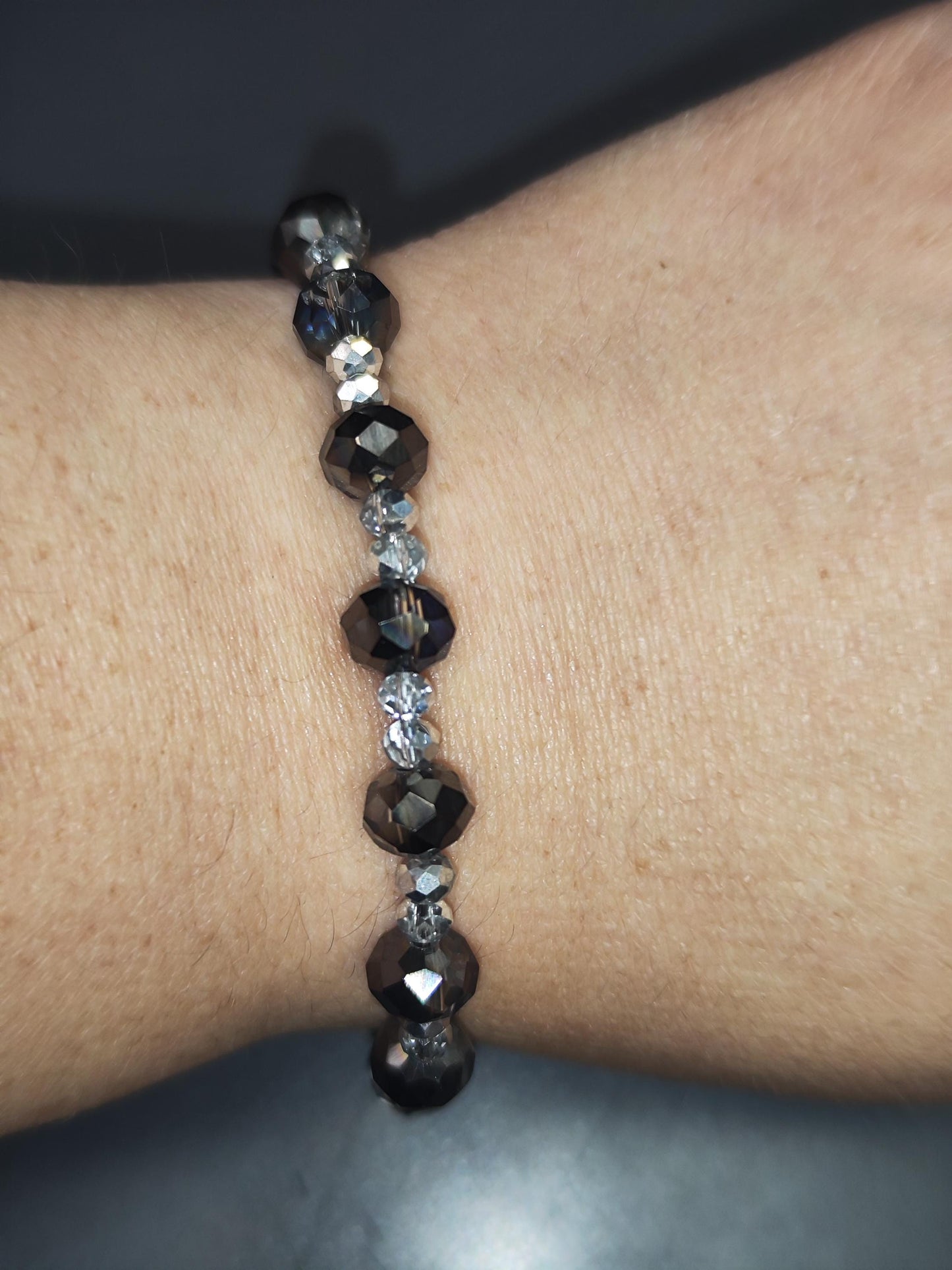 Elegantes Armband aus Glasschliffperlen | Bronze-Violett & Diamantoptik | Verstellbar 16–22 cm | Mit Edelsteinverschluss | Handgemacht |