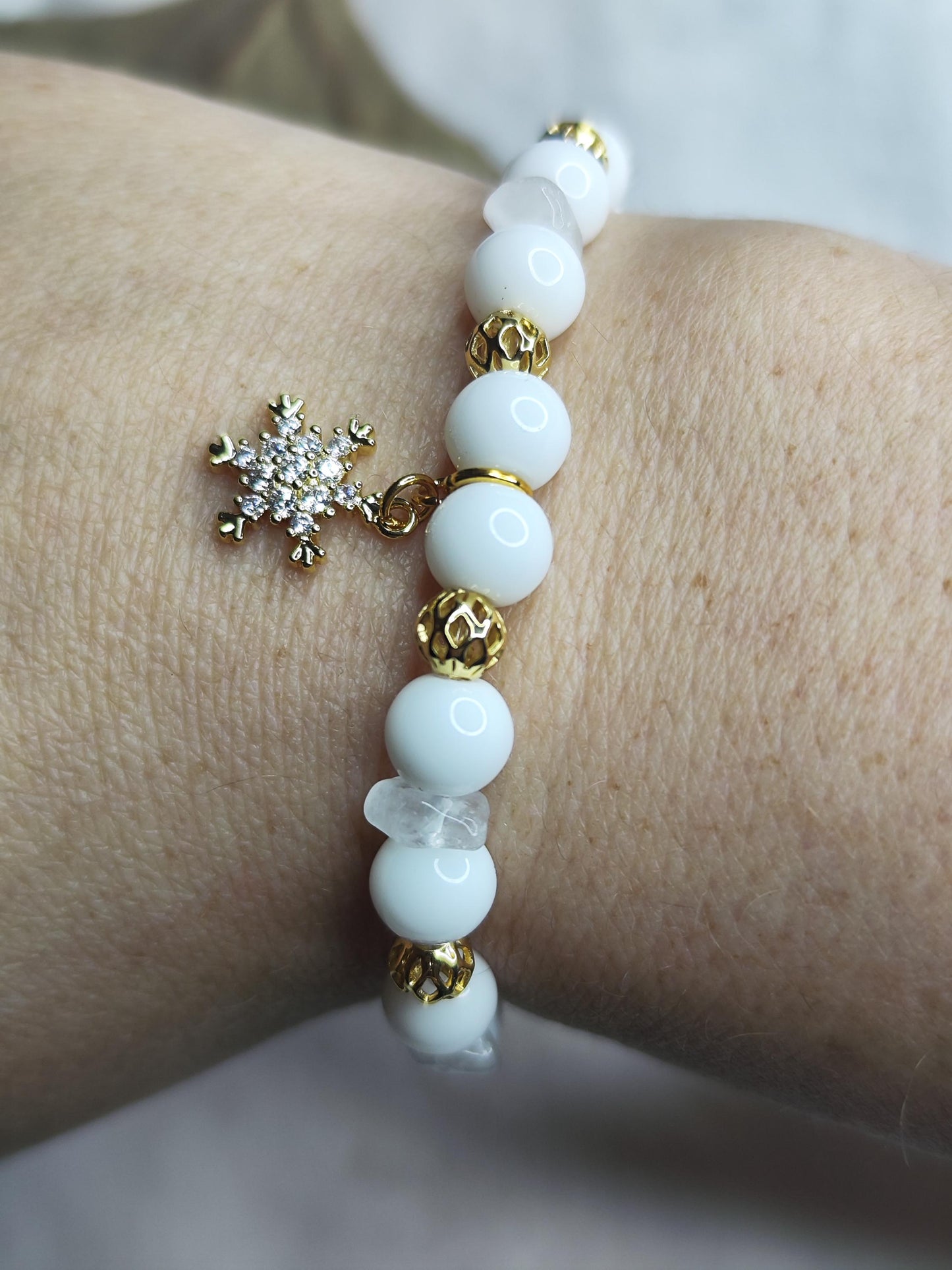 Winter Armband Weißer Achat & Bergkristall | 18k vergoldet | Schneeflocke Charm | Geschenk | Edelsteinarmband handmade | Weiß Gold