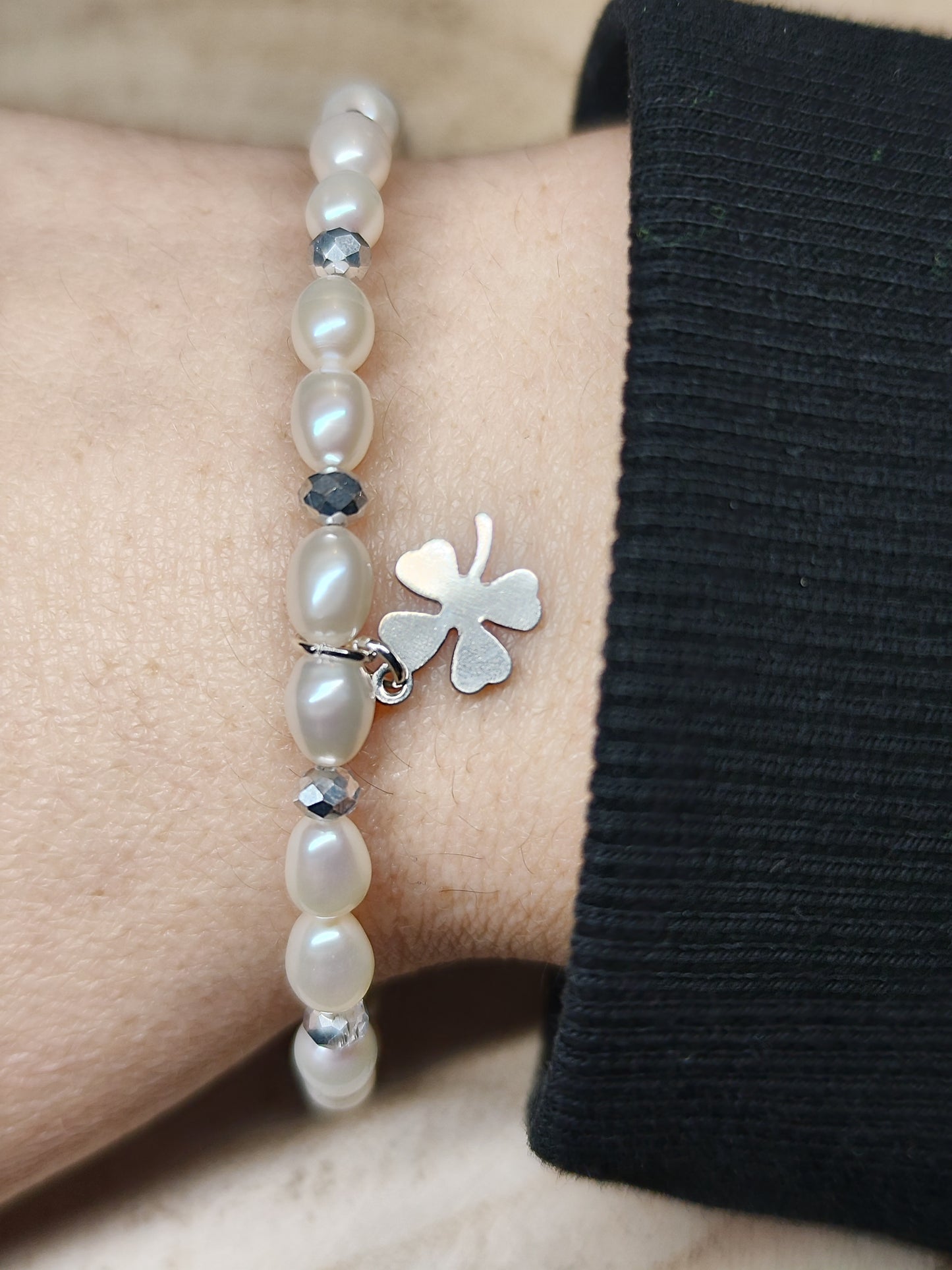 Süßwasserperlen Armband mit Kleeblatt | Versilbert | Edelstahlverschluss | Handgemacht