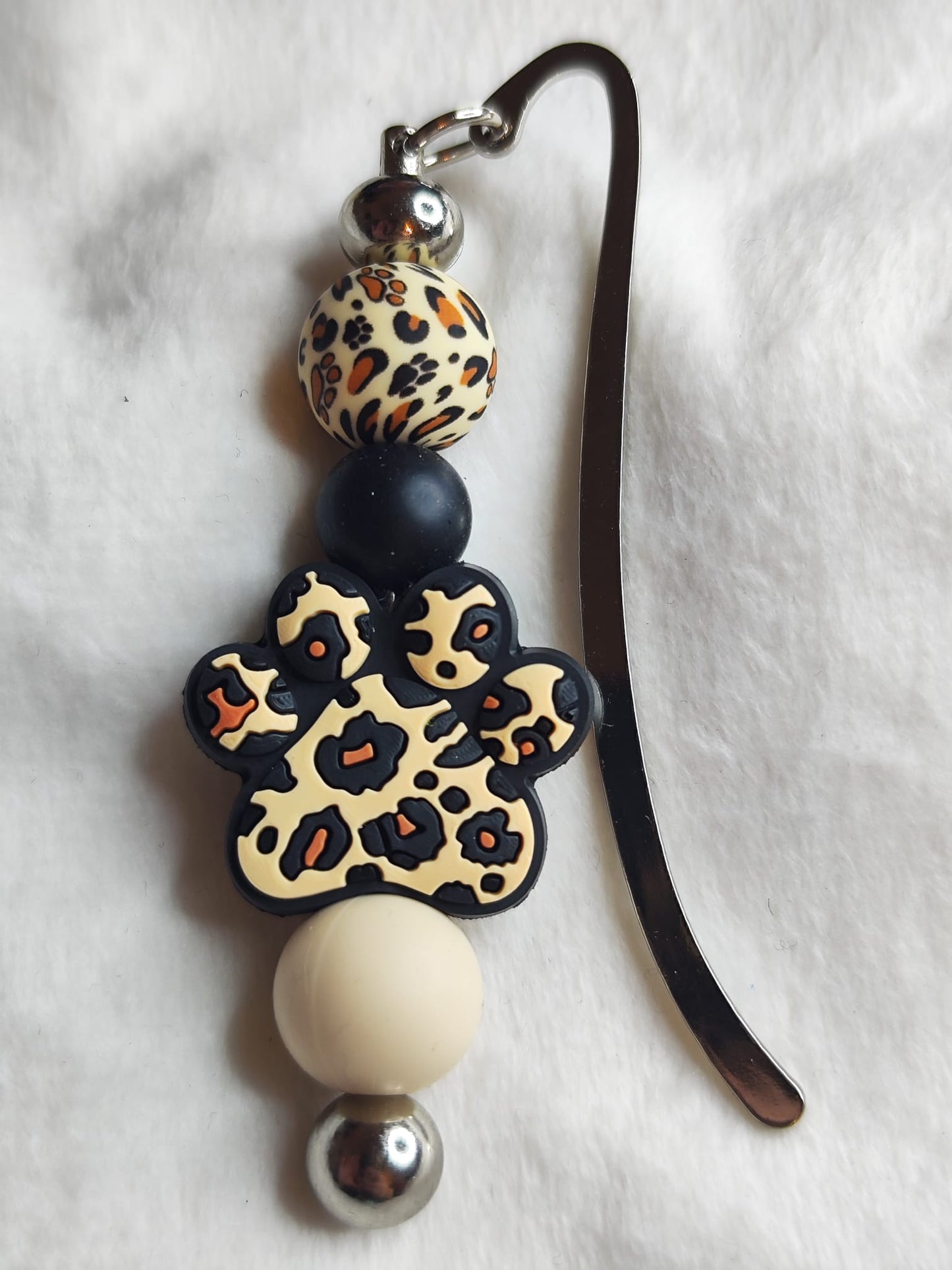 verschiedene Buchzeichen mit Pfotenanhänger – Handmade – Silikonperlen & Metall-Lesezeichen