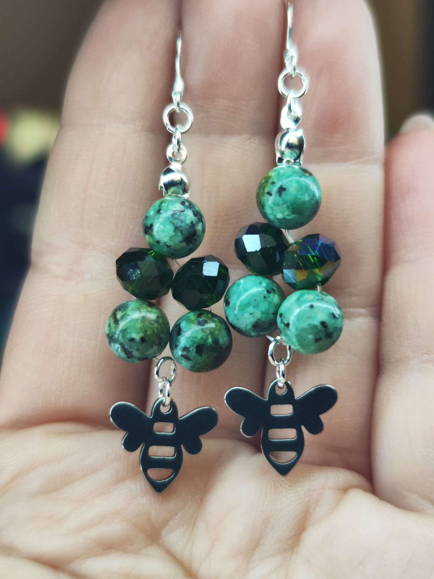 African-Turquoise Schmuckset mit Glasschliffperlen & Edelstahl-Bienenanhänger – Kette & Ohrringe