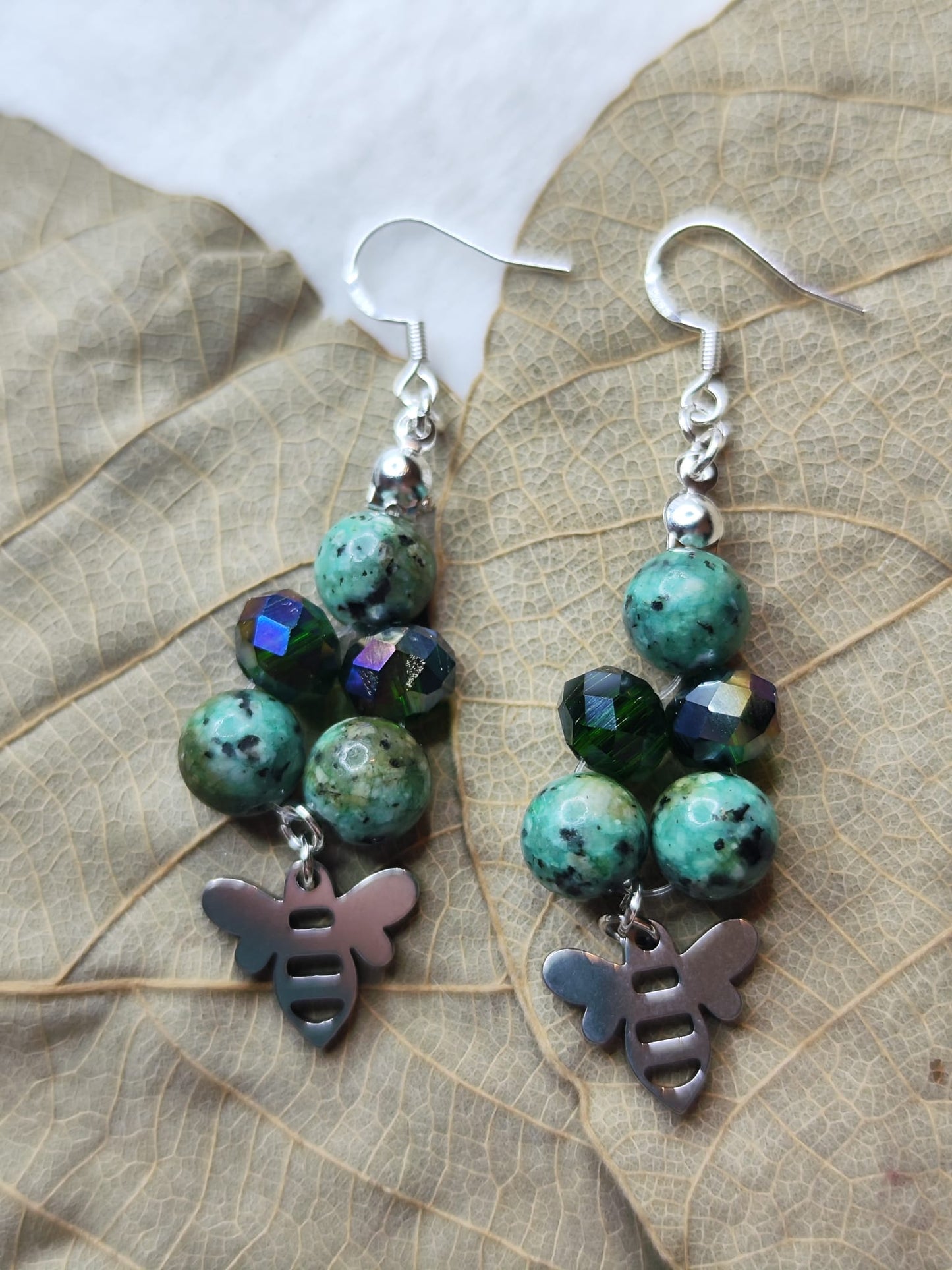 African-Turquoise Schmuckset mit Glasschliffperlen & Edelstahl-Bienenanhänger – Kette & Ohrringe