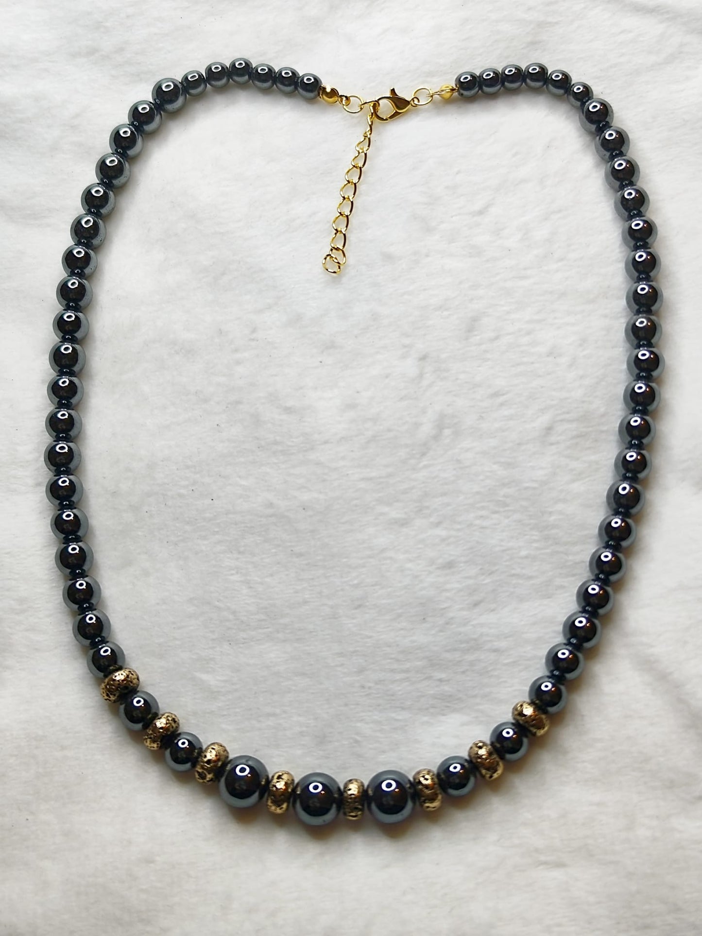 Elegante Hämatit-Kette mit goldfarbenen Zwischenperlen – Handgemacht & zeitlos