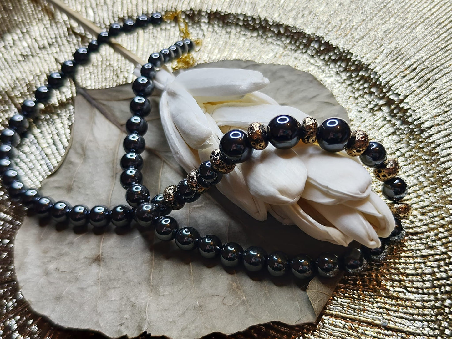 Elegante Hämatit-Kette mit goldfarbenen Zwischenperlen – Handgemacht & zeitlos