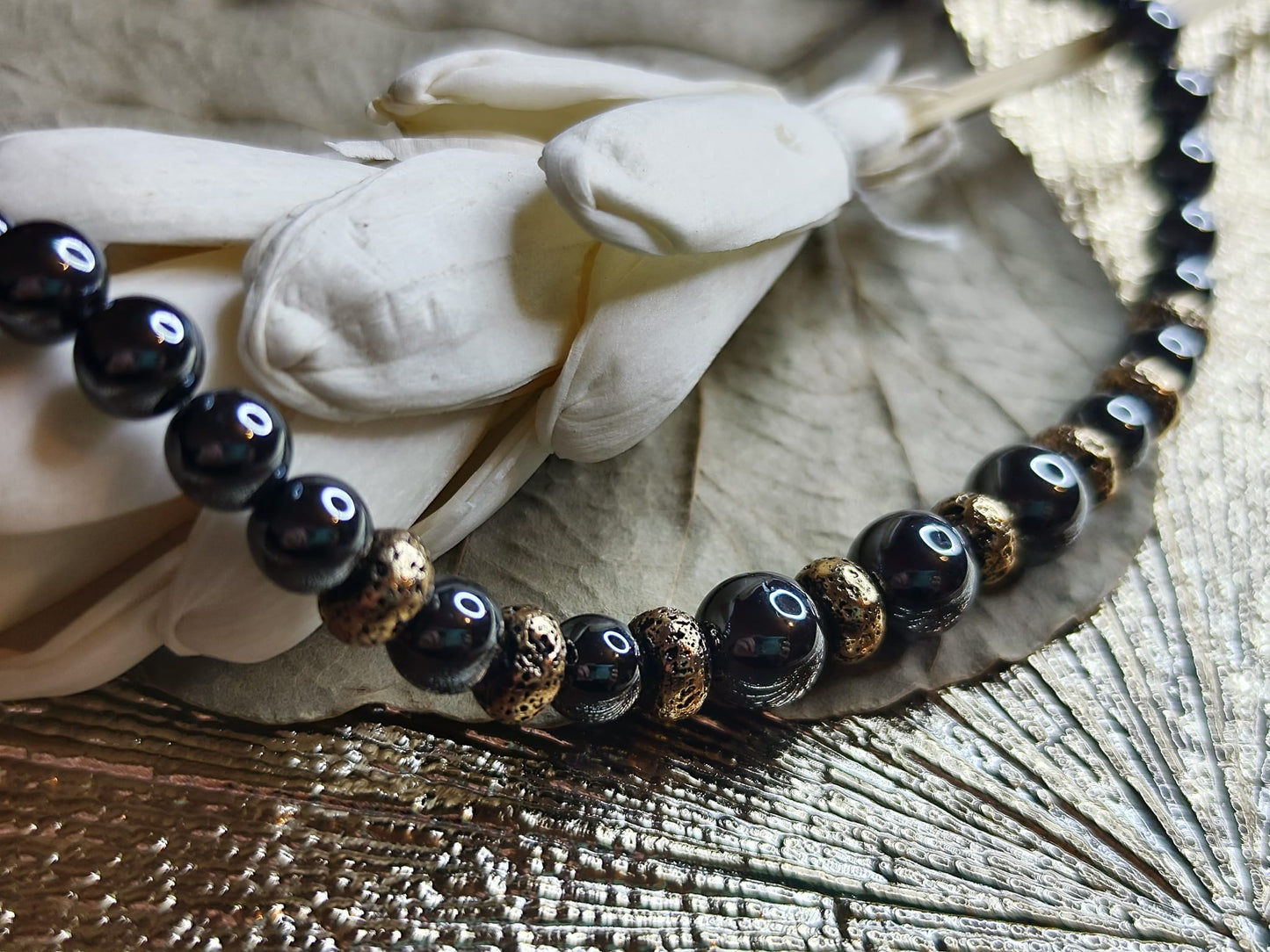 Elegante Hämatit-Kette mit goldfarbenen Zwischenperlen – Handgemacht & zeitlos