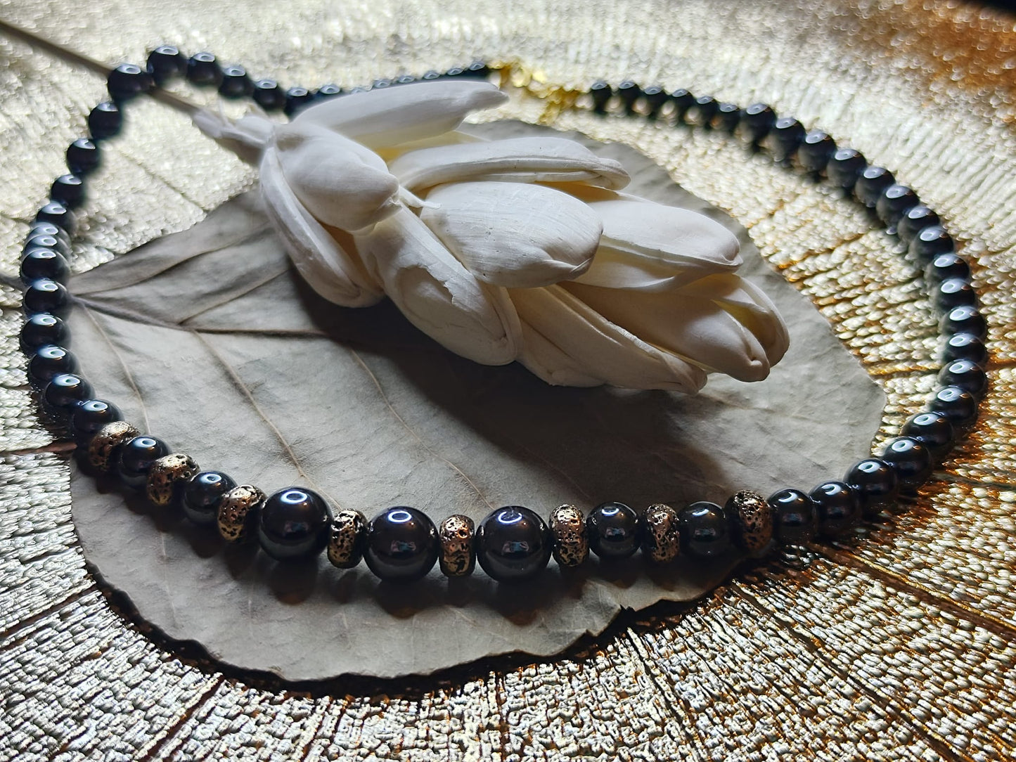 Elegante Hämatit-Kette mit goldfarbenen Zwischenperlen – Handgemacht & zeitlos