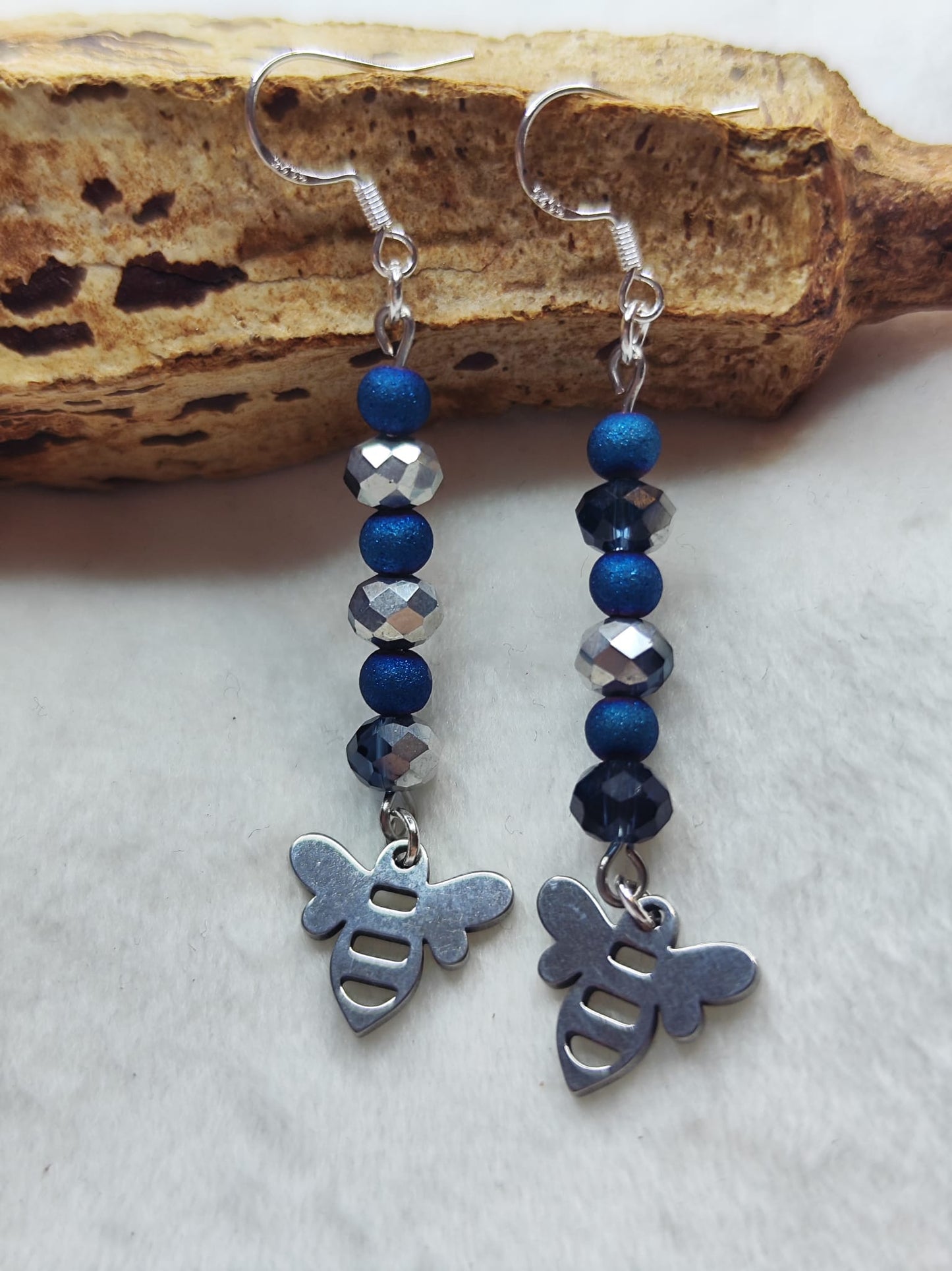 Bienen-Ohrringe mit blauen Frost-Perlen & Glasschliffperlen – Edelstahl Anhänger & Sterling-Silber-Ohrhaken