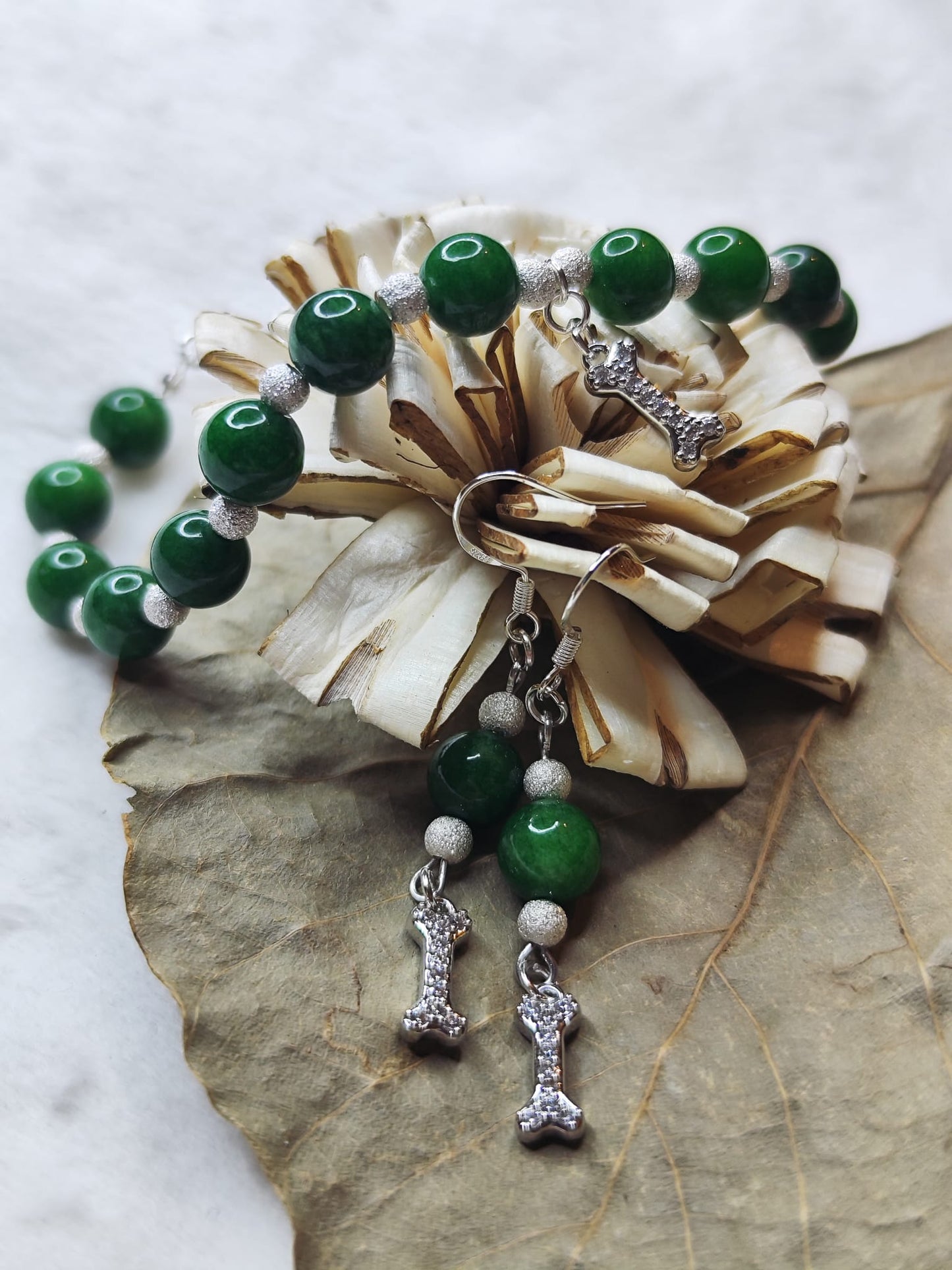 Elegantes Jade-Schmuckset mit Sterling-Silber, Knochen-Anhänger mit Strass  – Armband & Ohrringe