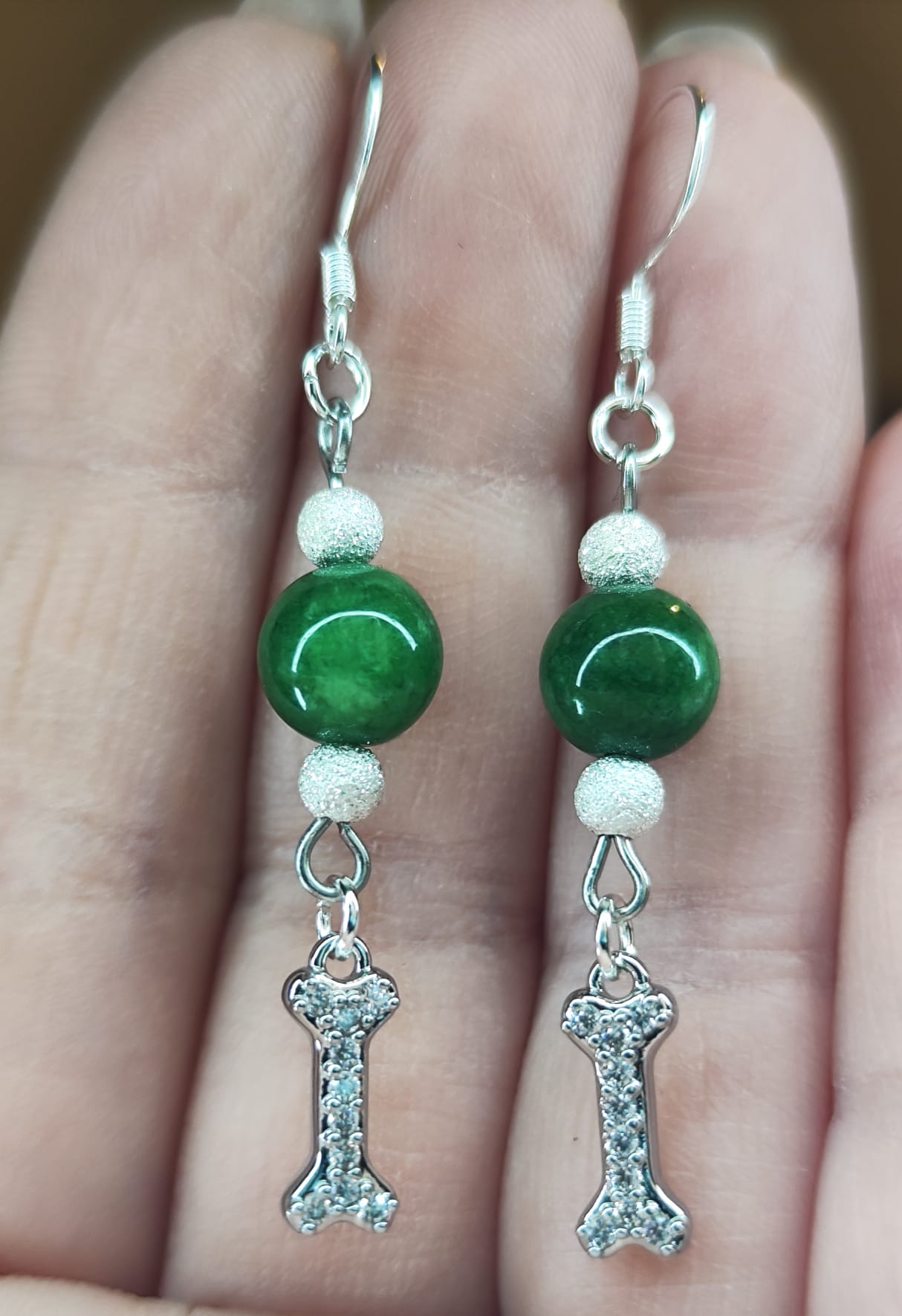 Elegantes Jade-Schmuckset mit Sterling-Silber, Knochen-Anhänger mit Strass  – Armband & Ohrringe