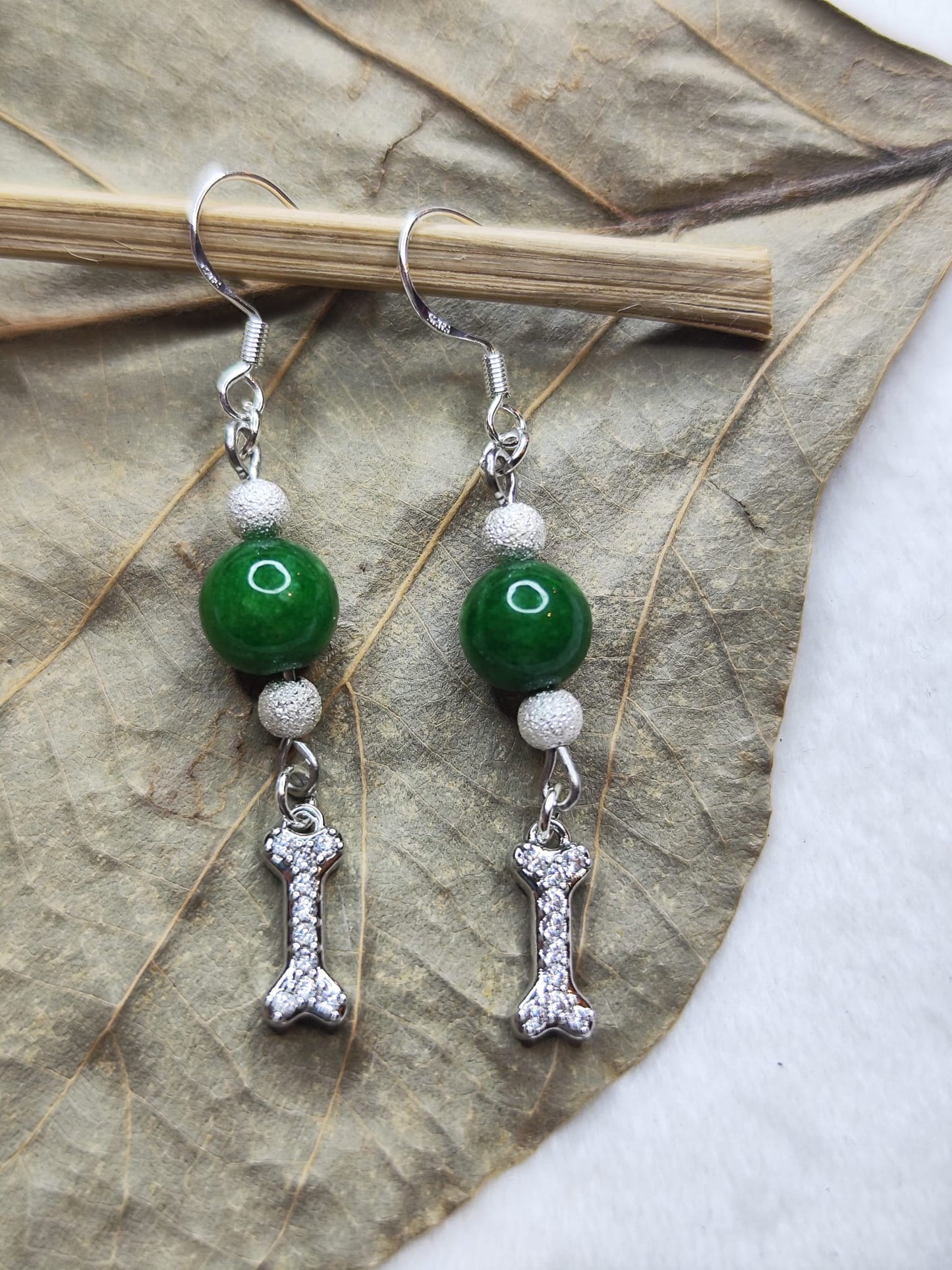 Elegantes Jade-Schmuckset mit Sterling-Silber, Knochen-Anhänger mit Strass  – Armband & Ohrringe