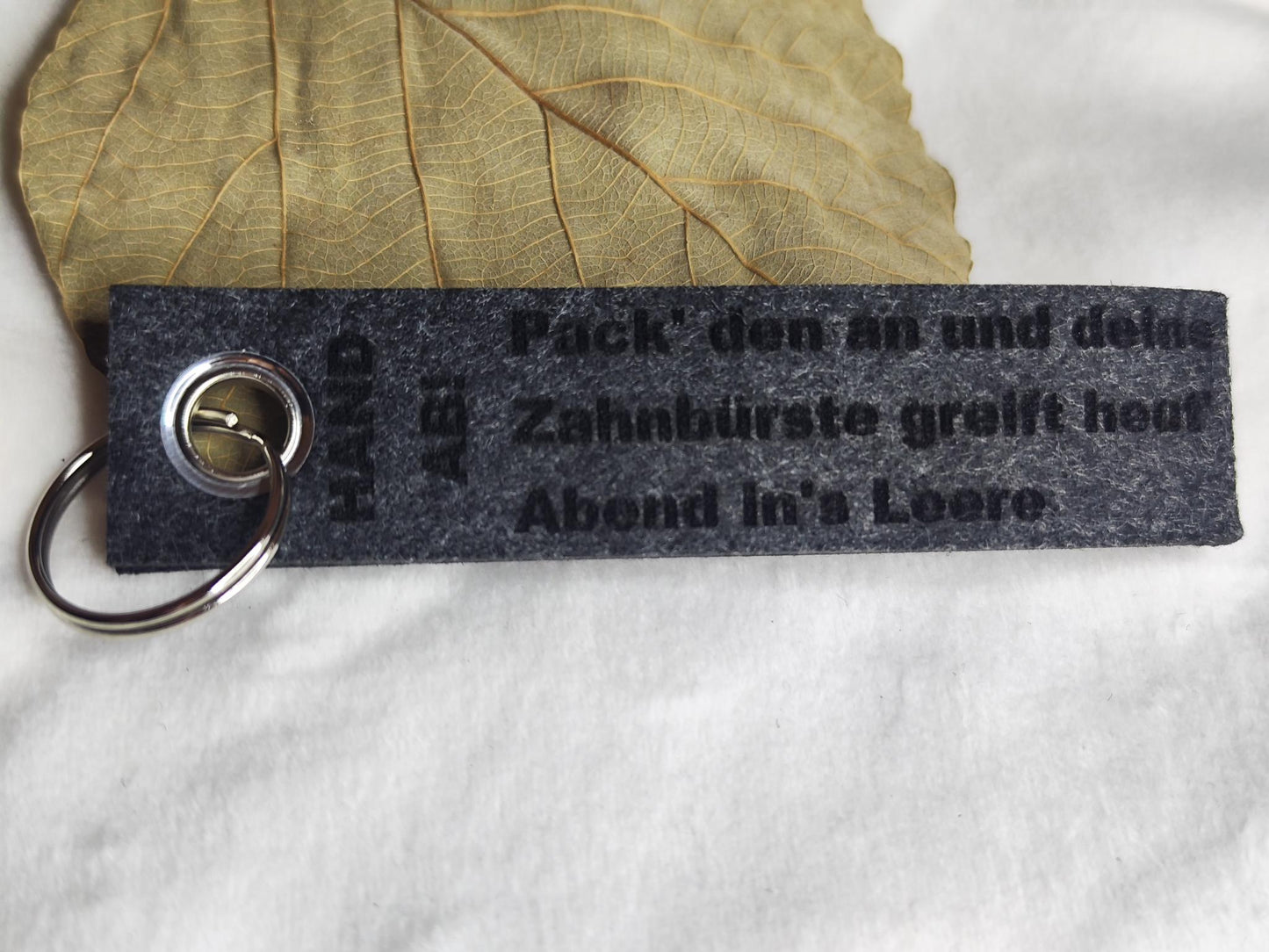 Filz Schlüsselanhänger personalisiert | Wunschtext u. verschiedene Designs | Geschenkidee | Lasergravur | Anhänger mit Schriftzug
