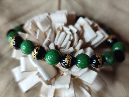 spirituelles Armband aus Jade & Onyx mit goldener Drachengravur – Schutz, Stärke u. Harmonie