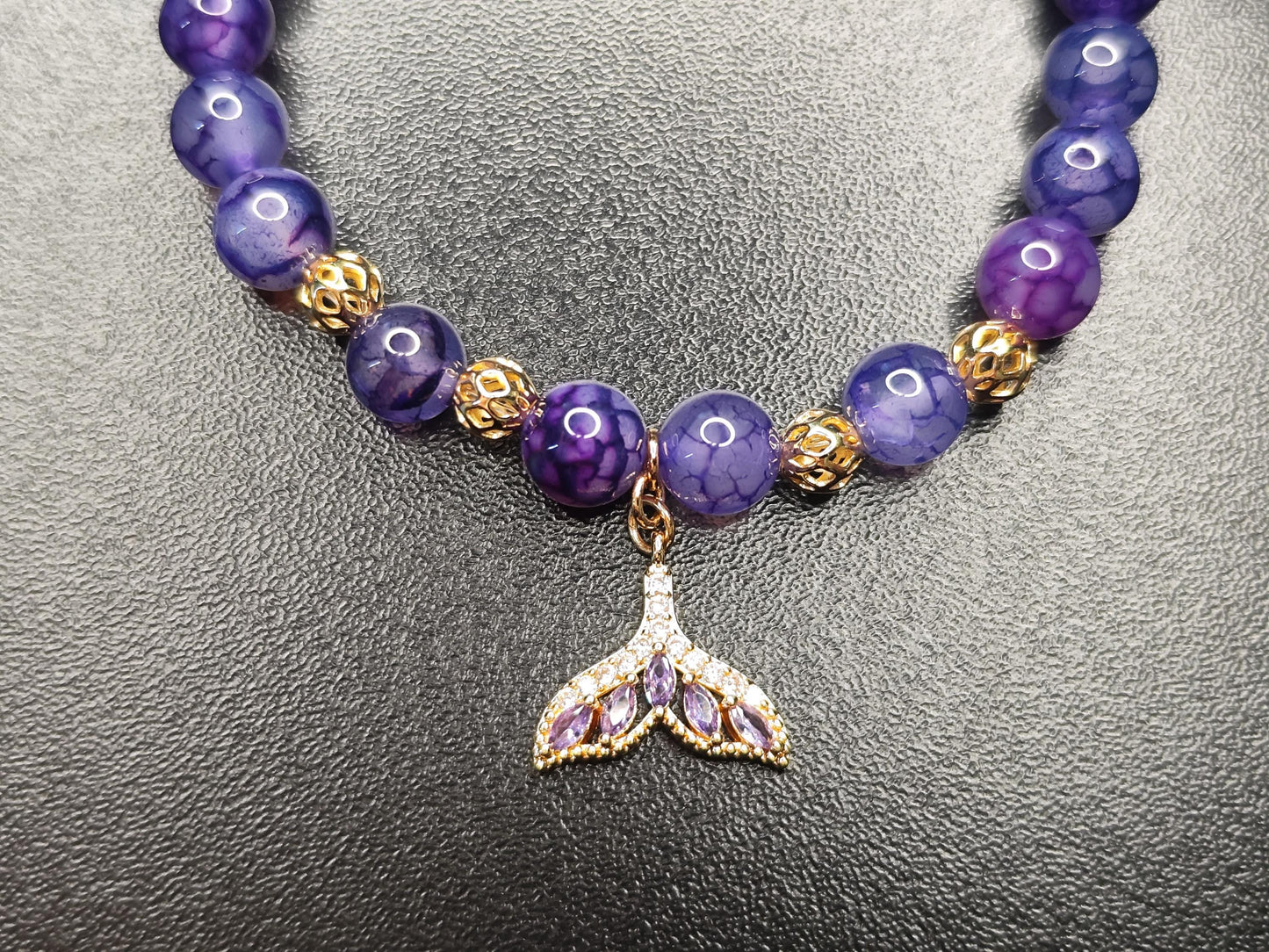 Lila Feuerdrachen-Achat Armband mit vergoldetem Fischschwanz | 18k Accessoires | Boho Schmuck handmade