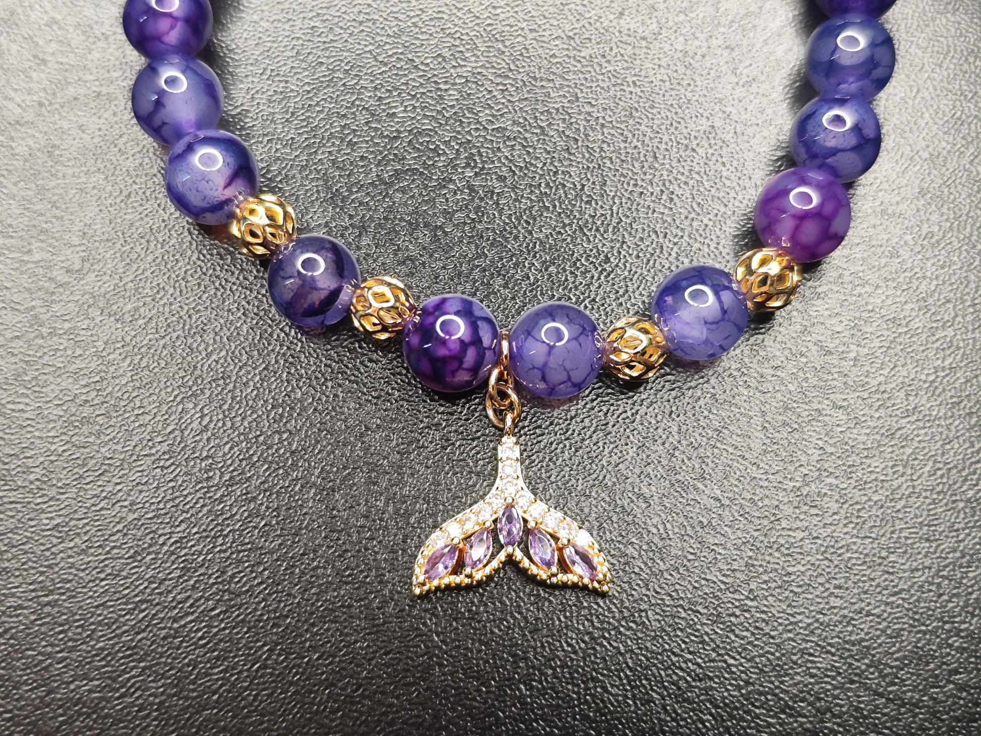 Lila Feuerdrachen-Achat Armband mit vergoldetem Fischschwanz | 18k Accessoires | Boho Schmuck handmade