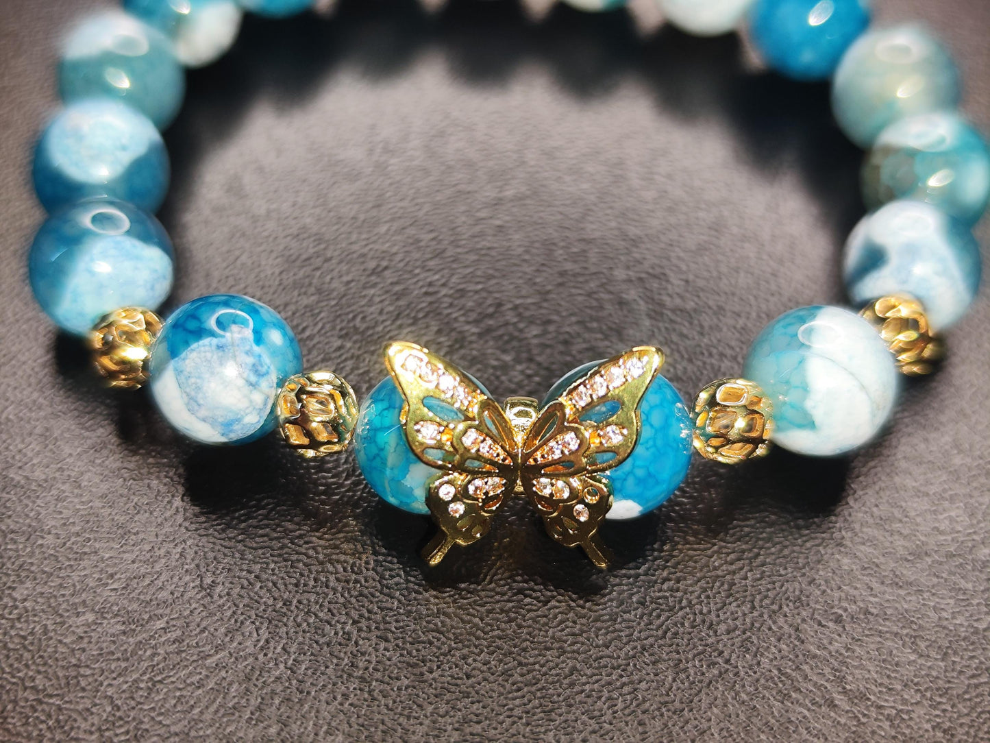 Feuerdrachen-Achat Armband mit vergoldetem Schmetterling | 18k Boho Schmuck | Türkisblauer Naturstein