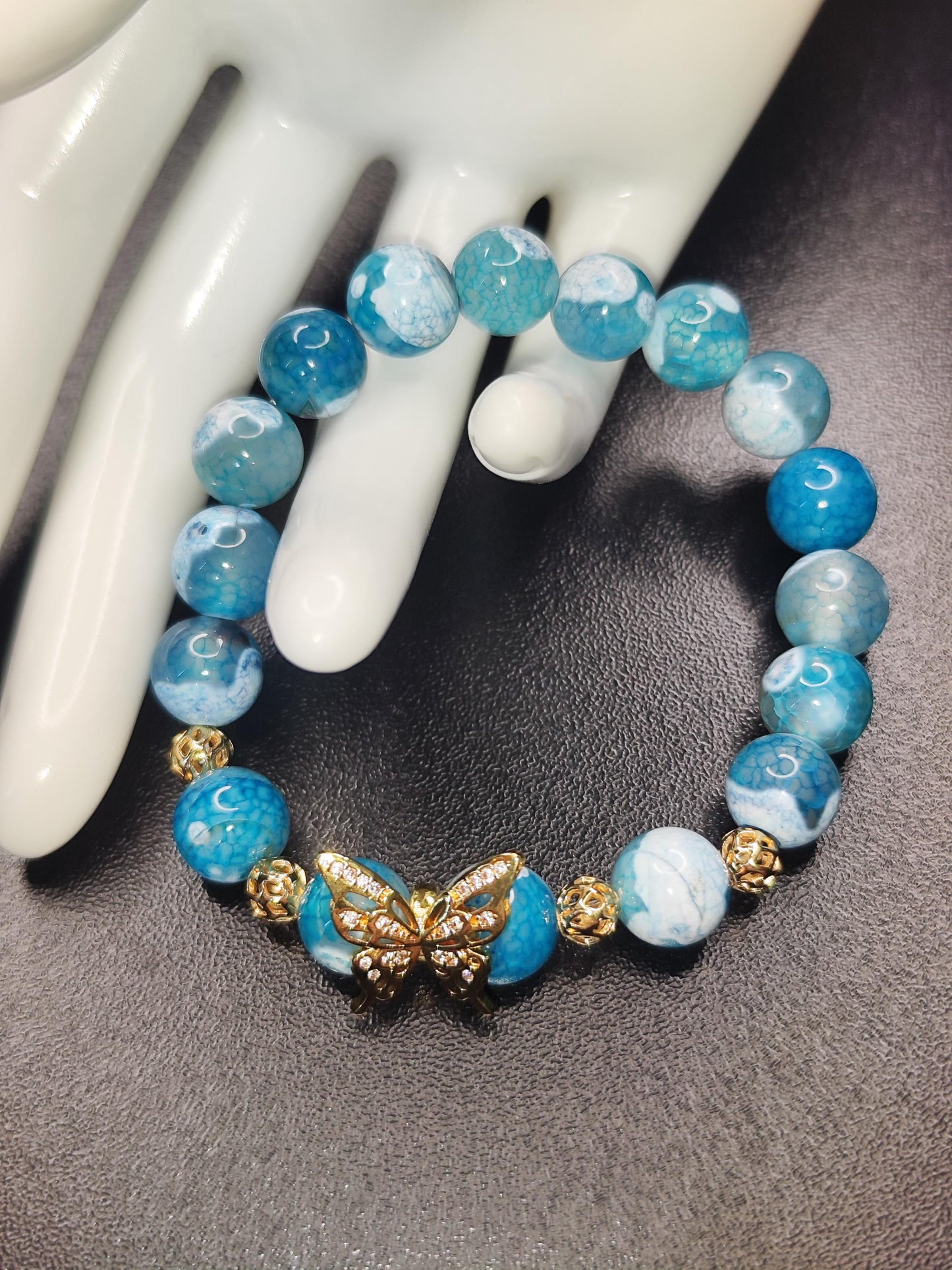 Feuerdrachen-Achat Armband mit vergoldetem Schmetterling | 18k Boho Schmuck | Türkisblauer Naturstein