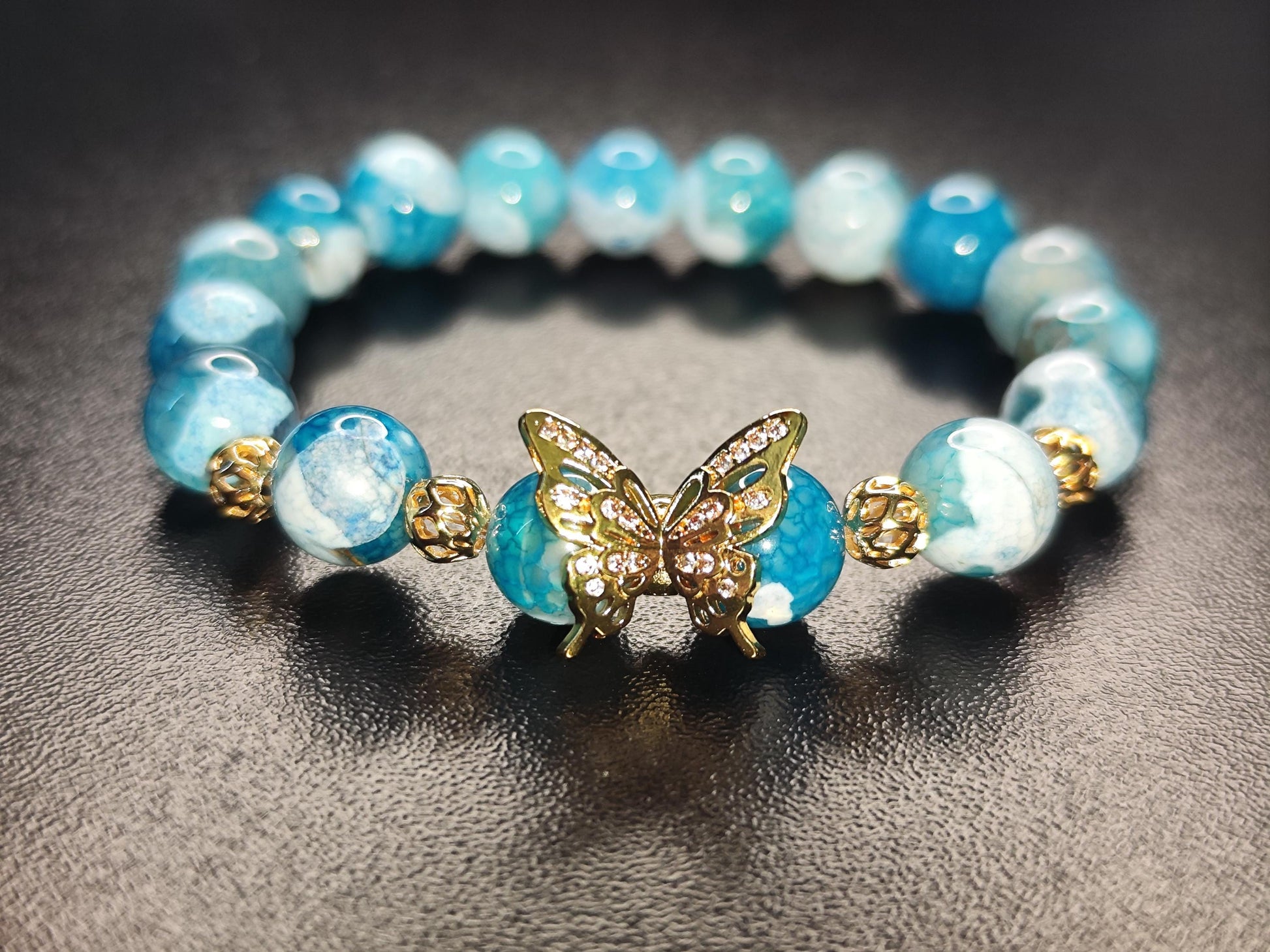 Feuerdrachen-Achat Armband mit vergoldetem Schmetterling | 18k Boho Schmuck | Türkisblauer Naturstein