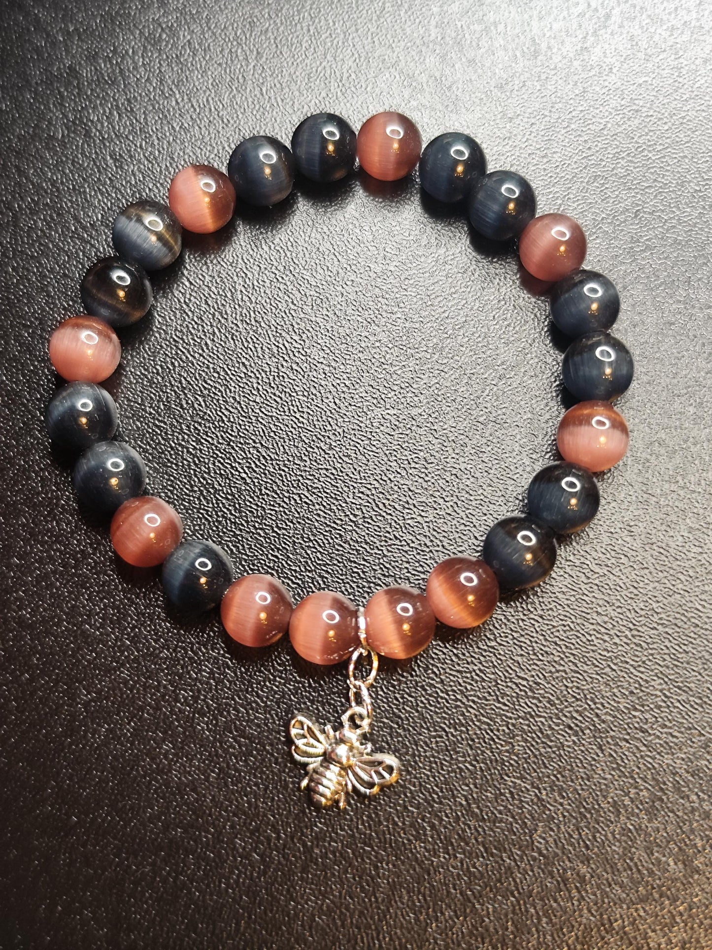 Katzenaugen Armband Braun Blau mit Bienenanhänger – Stretcharmband handgemacht – Natur-inspirierter Schmuck – Geschenkidee