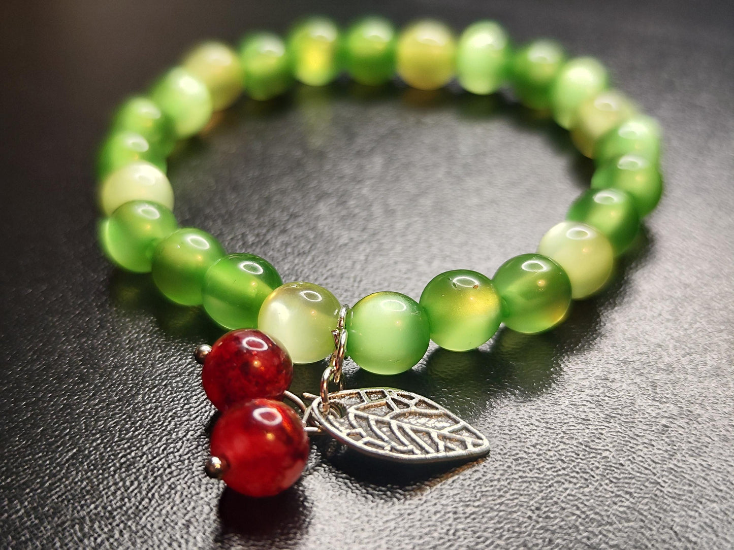 Grünes Armband mit Kirschanhänger & Blatt – Stretcharmband mit Glasperlen – Sommerliches Geschenk – Handmade Modeschmuck